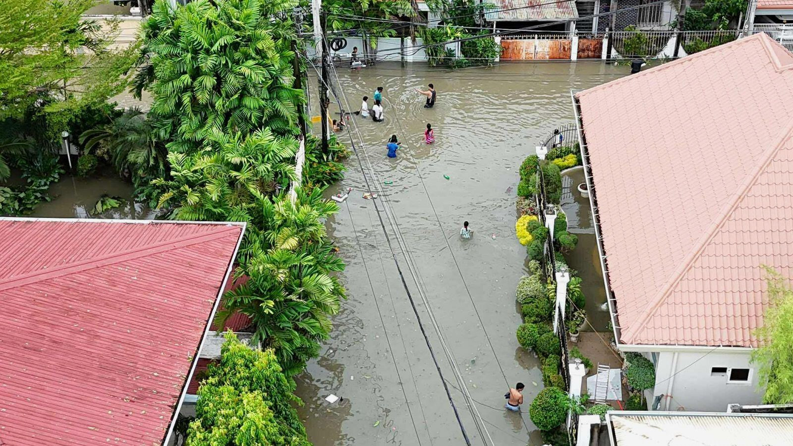 Flooding brought by Typhoon Kalmaegi in Cebu City, central Philippines, on Tuesday. Photo: AP
