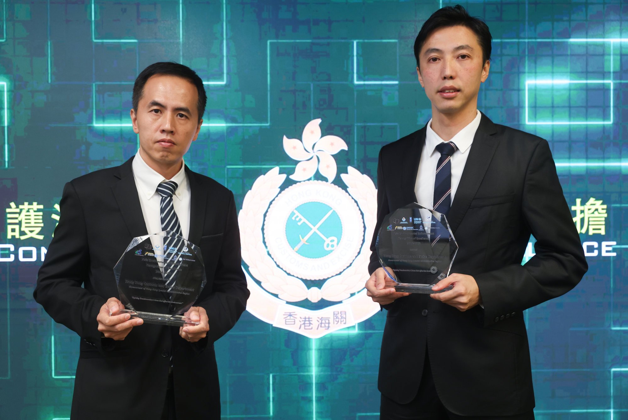 Wong Lai-yung (left) and Sam Chang of customs' syndicate crimes investigation bureau, appear at a press conference. Photo: Edmond So