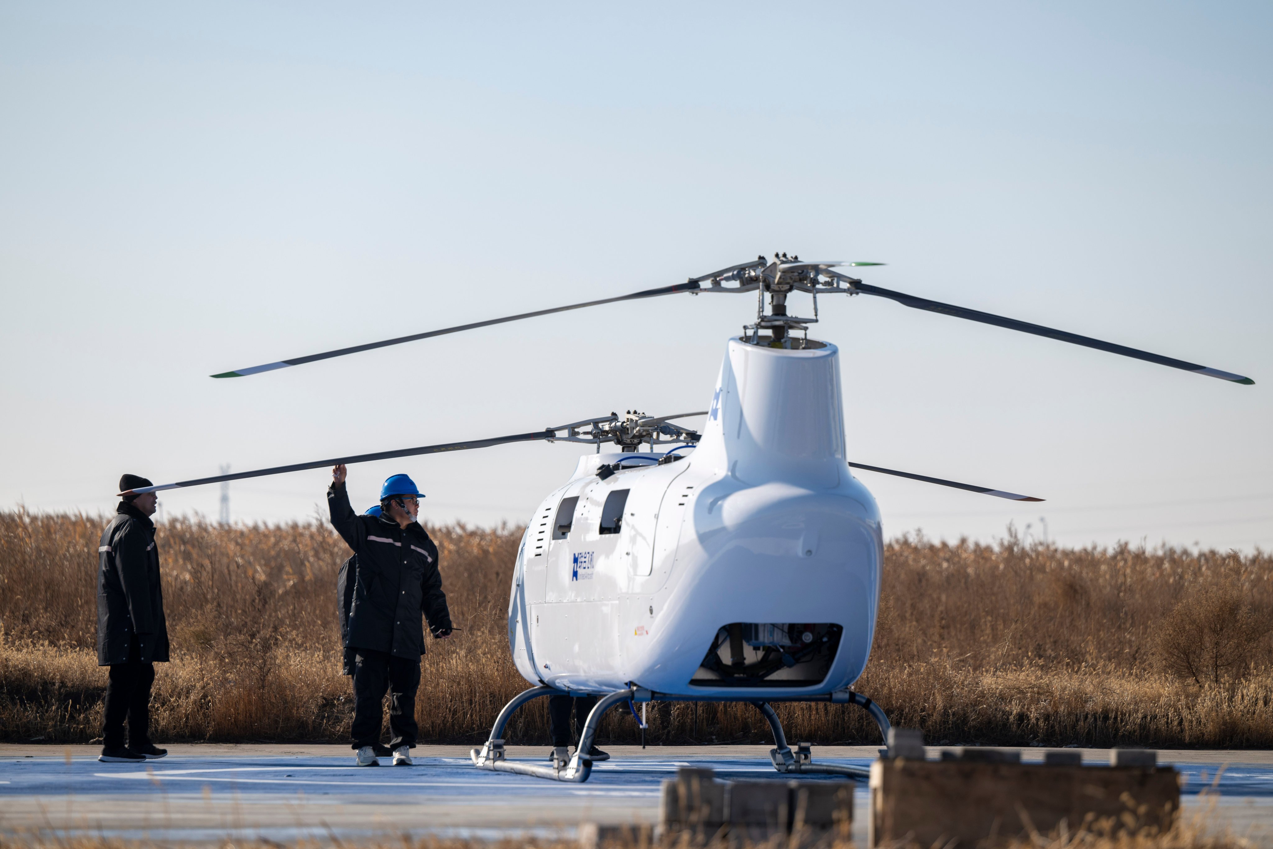 Technicians inspect the Chinook-style Boying T1400 at United Aircraft factory in Harbin, northeast China on October 30. Photo: Xinhua