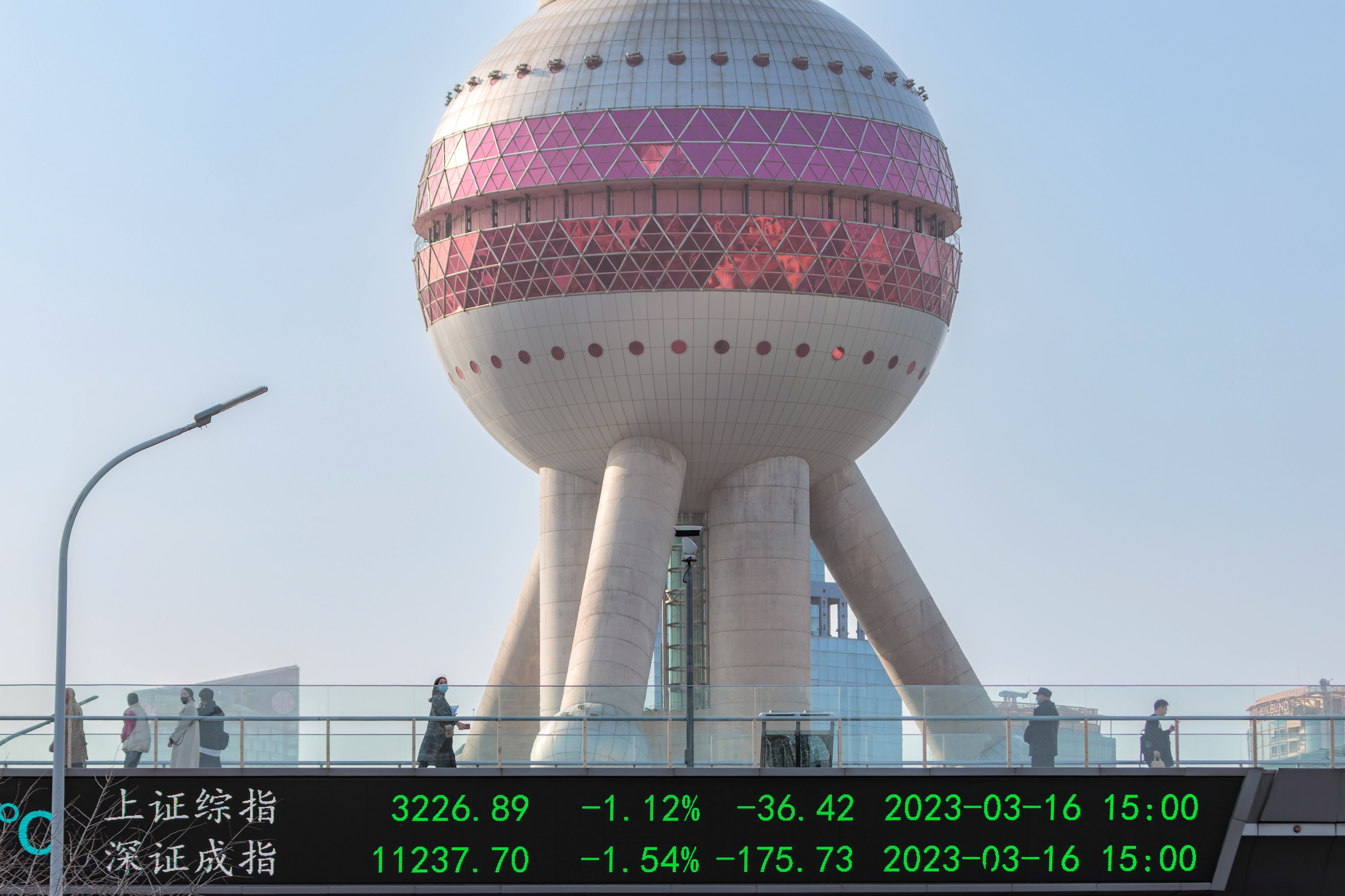 China’s star fund managers are cautious after the benchmark Shanghai Composite Index rose to a decade-high last month. Photo: EPA-EFE