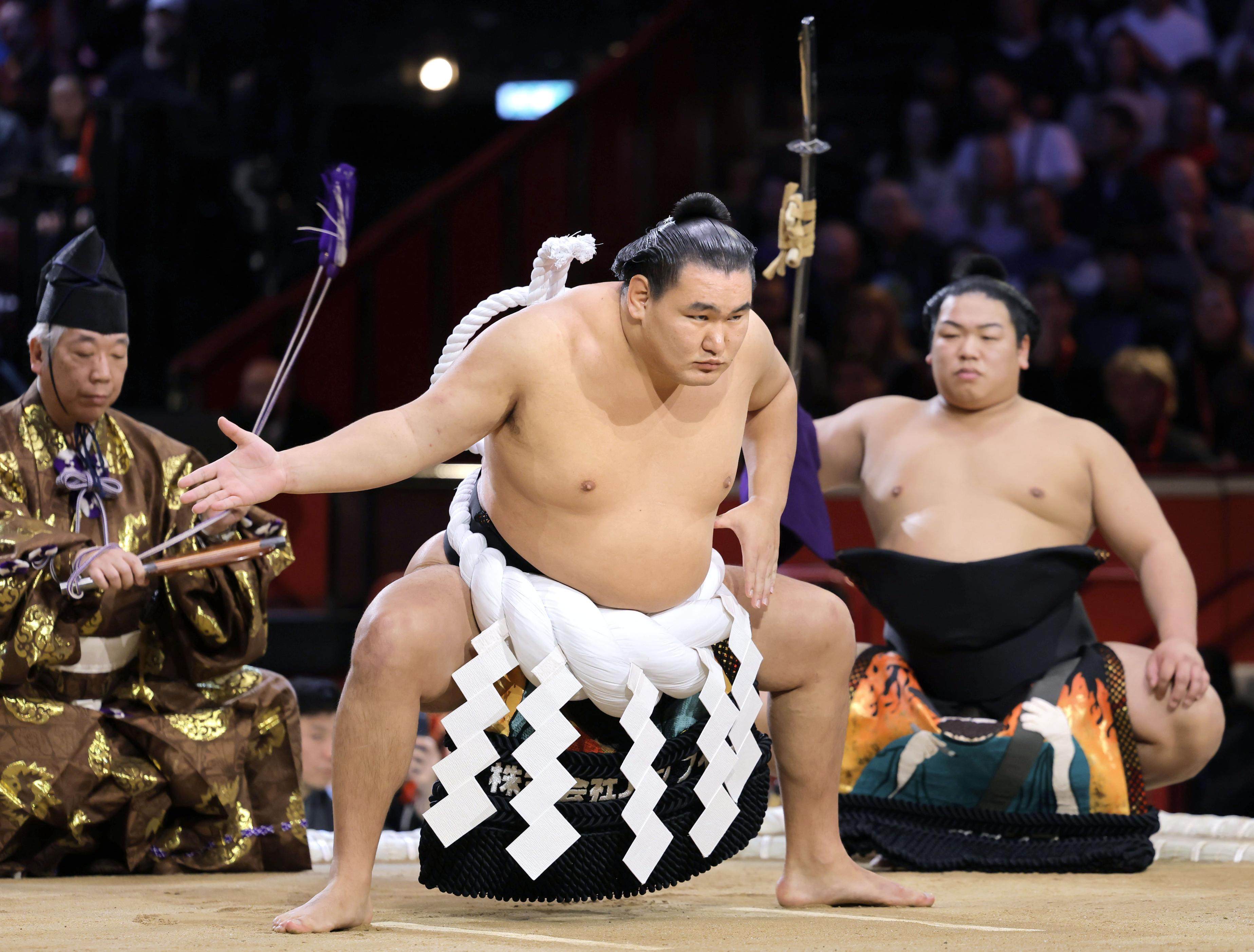 Yokozuna Hoshoryu (front) performs a ring-entering ritual at the Grand Sumo Tournament in London on October 19. Photo: Kyodo