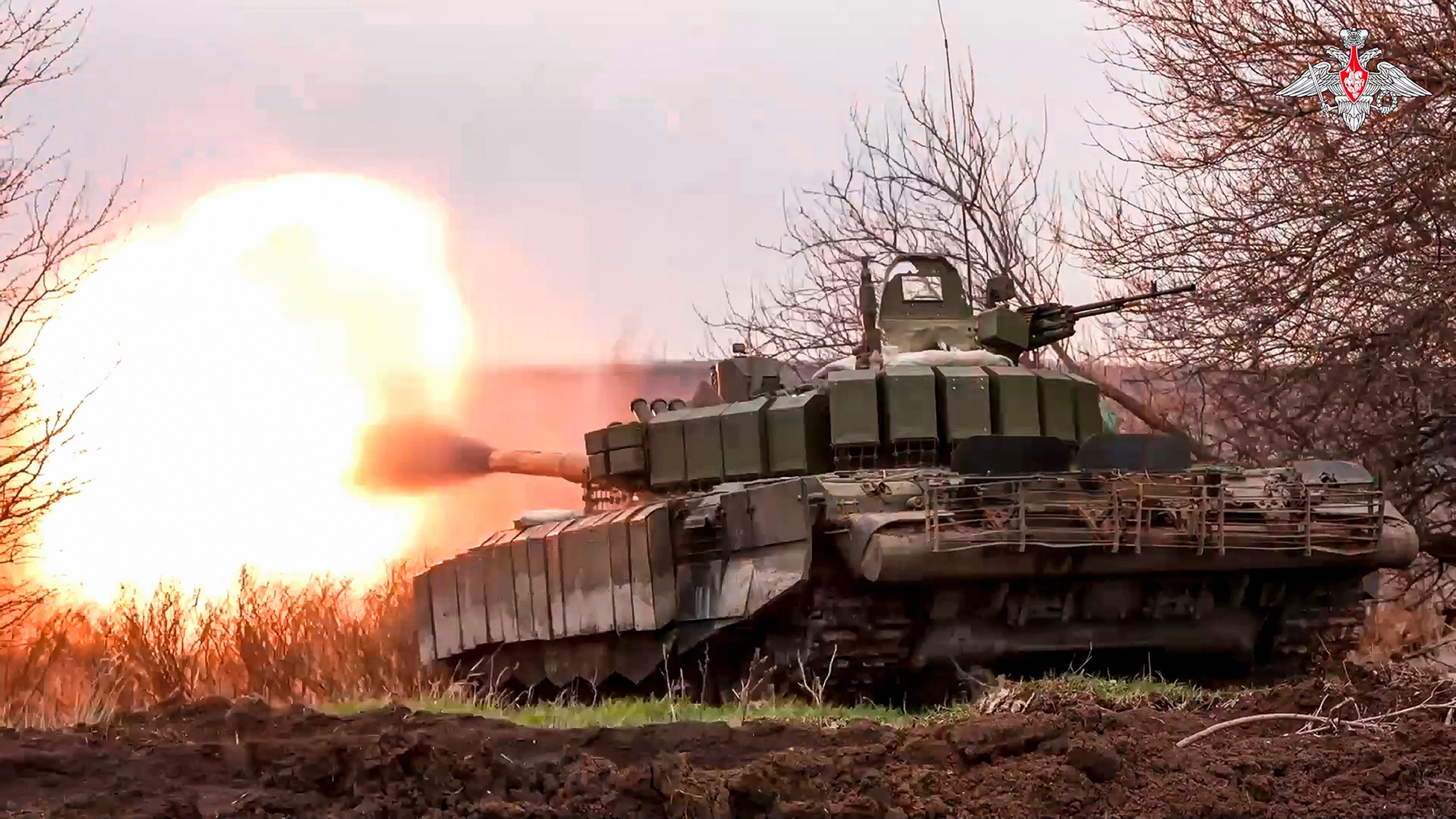 A Russian tank fires at Ukrainian troops from a position near the border with Ukraine in the Belgorod region of Russia last year. Photo: Russian Defense Ministry Press Service/AP