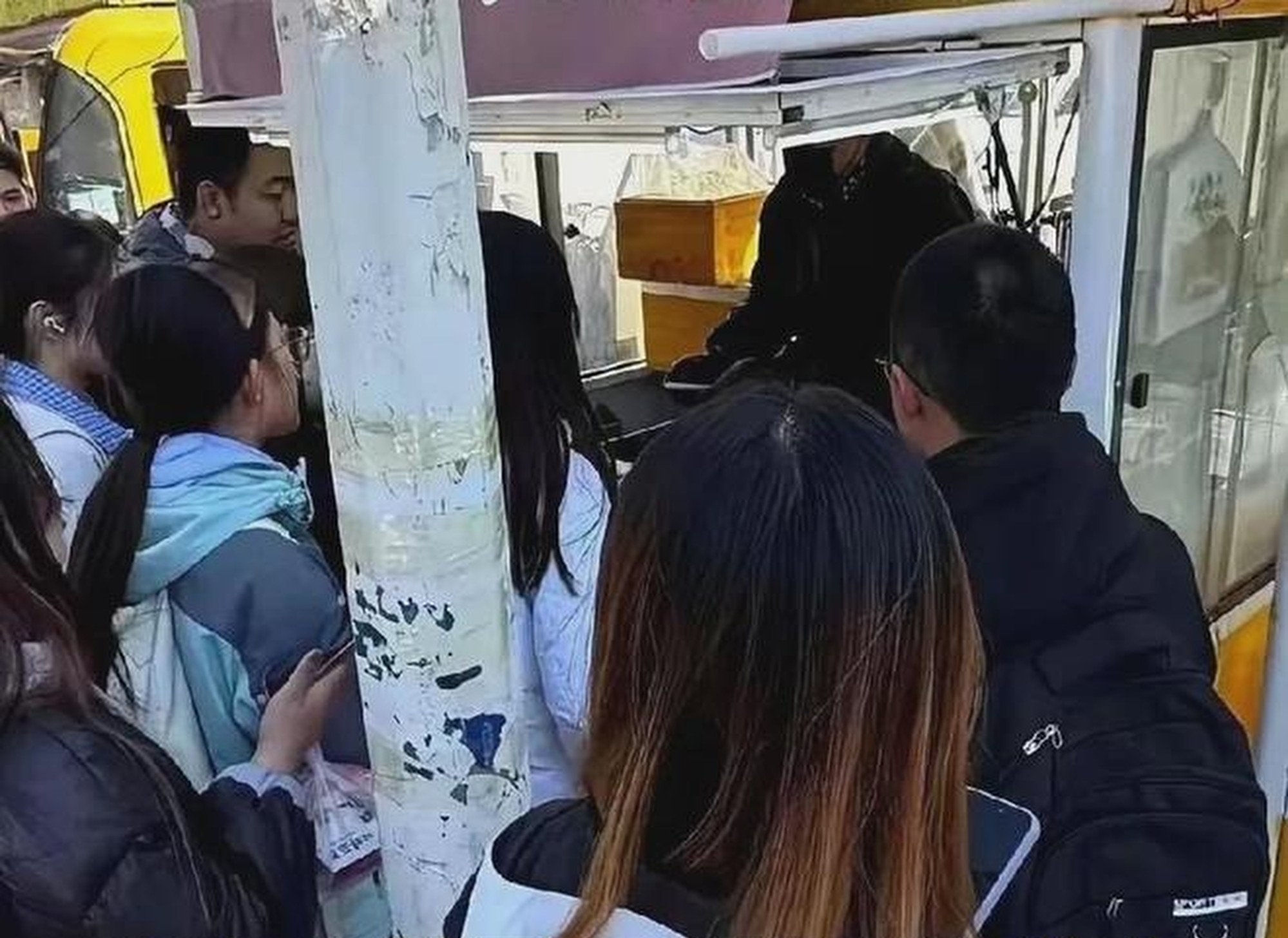 After a shaky start, Li senior’s food stall is now thriving, with the help of his daughter. Photo: Douyin