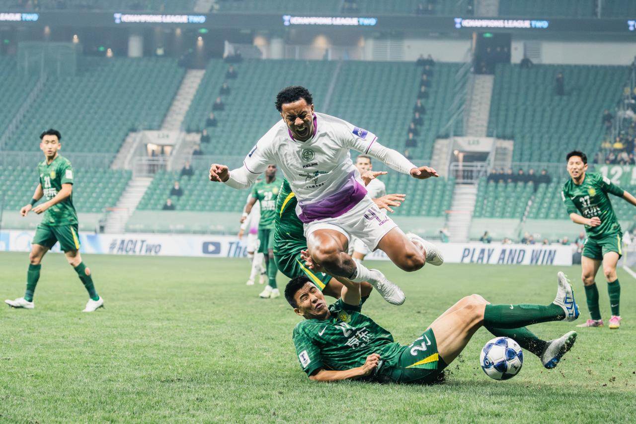 Weverton Rangel is upended by Beijing defender Gang Wang. Photo: Tai Po FC