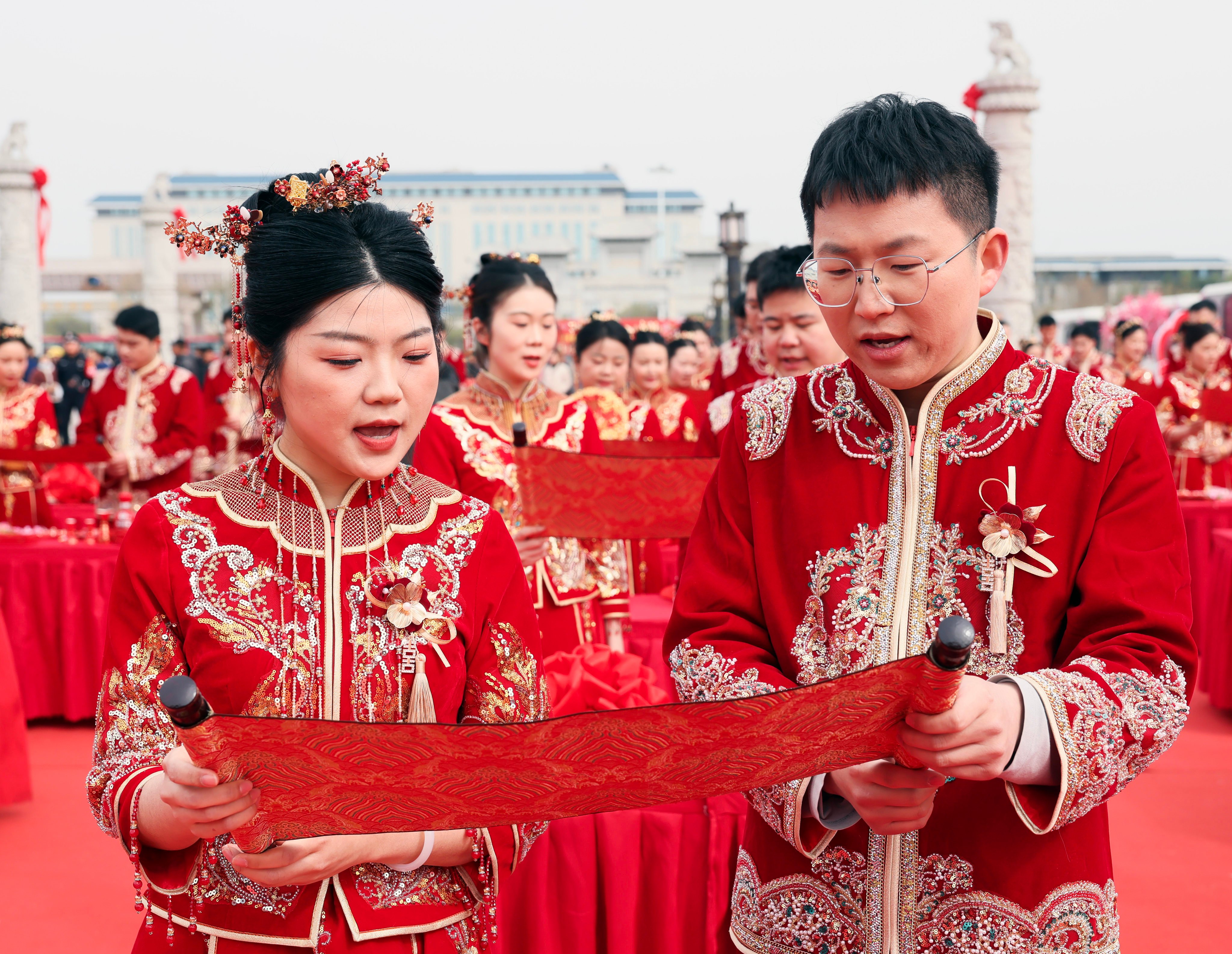 Couples take part in a mass wedding ceremony in China’s central Anhui province. Photo: Xinhua