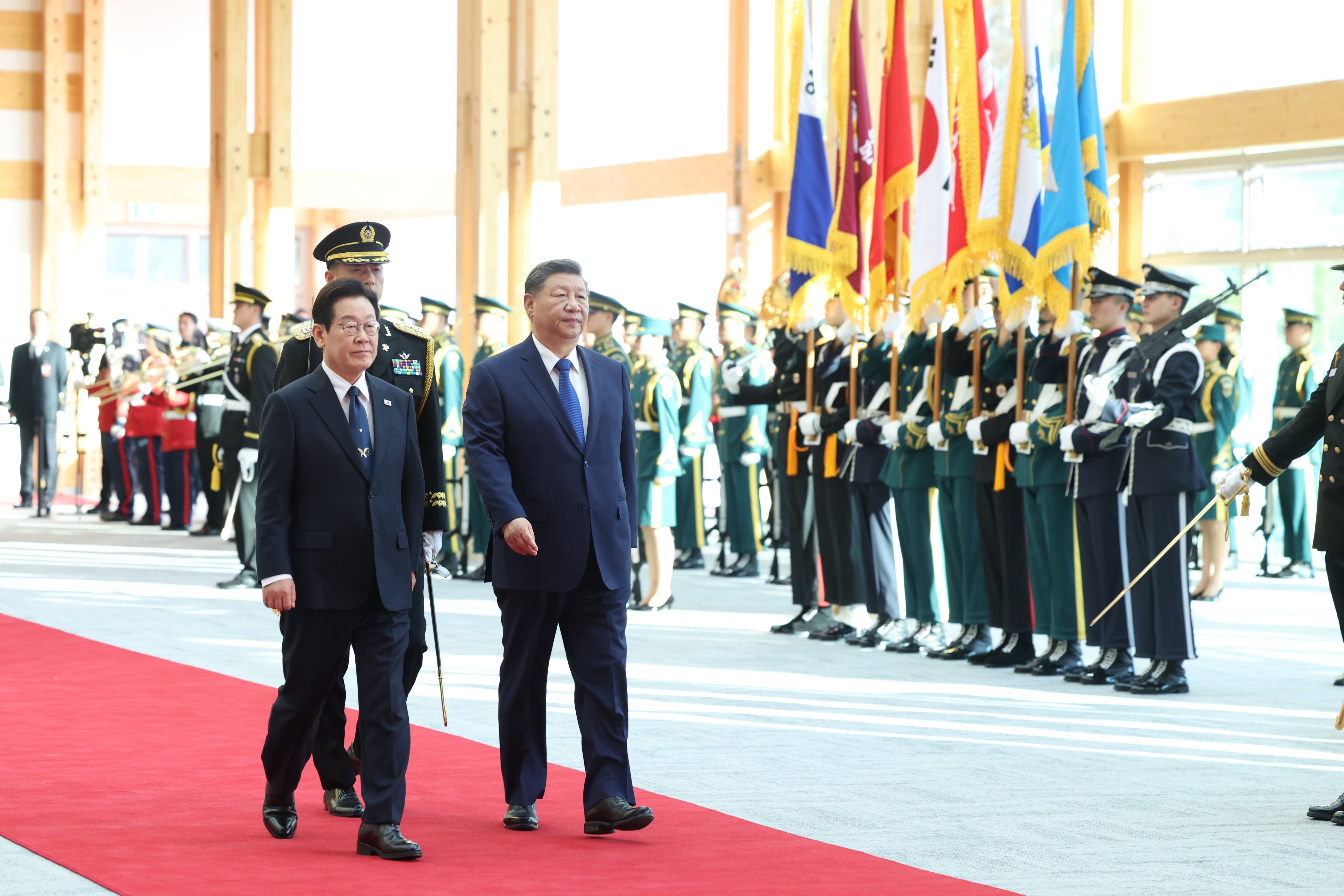 South Korean President Lee Jae-myung (left) and Chinese leader Xi Jinping review an honour guard in Gyeongju on Saturday. Photo: Xinhua