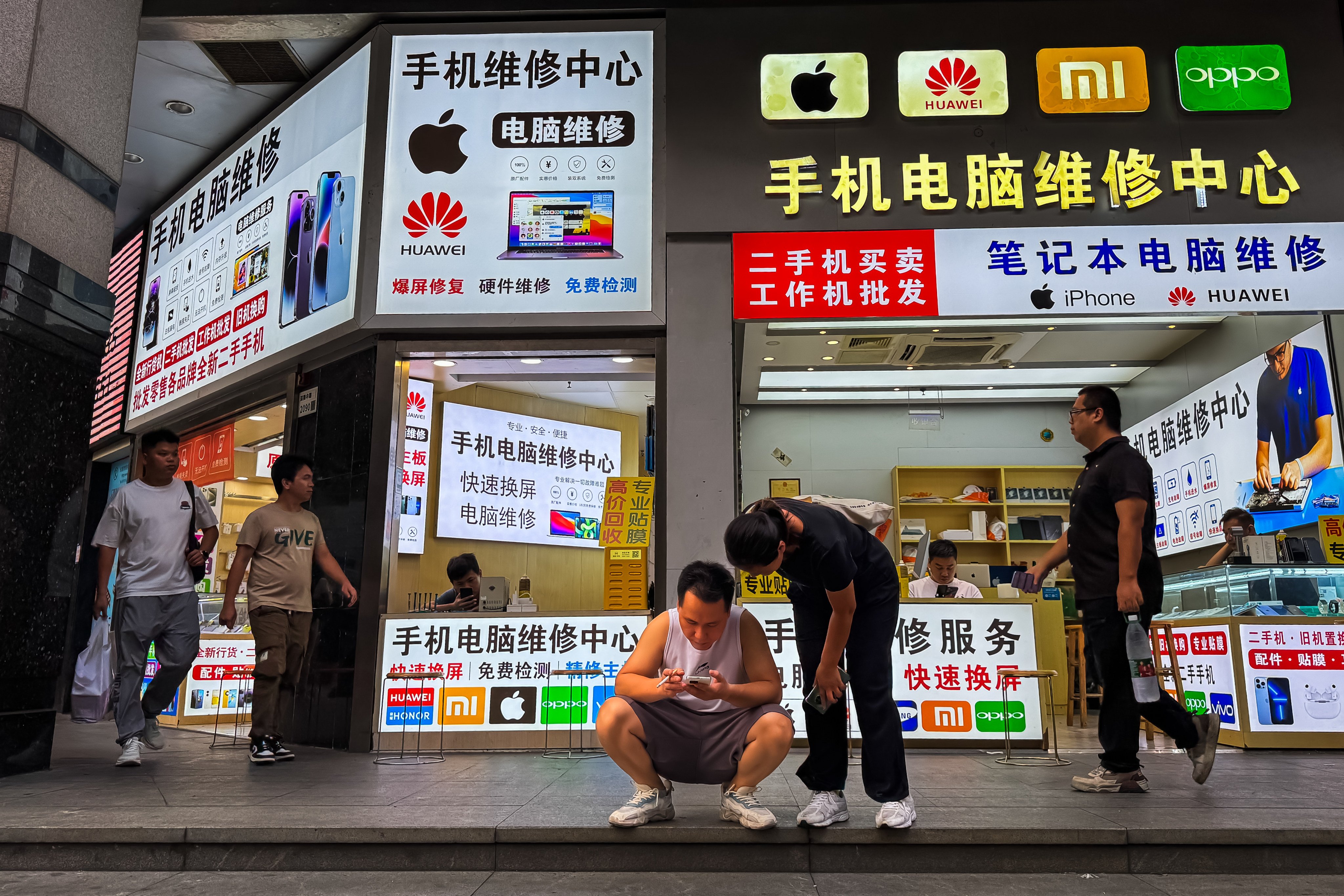 People visit an electronic device repair centre in Shenzhen, Guangdong province. The southern Chinese region is struggling to boost local consumption as consumers remain cautious. Photo: Getty Images