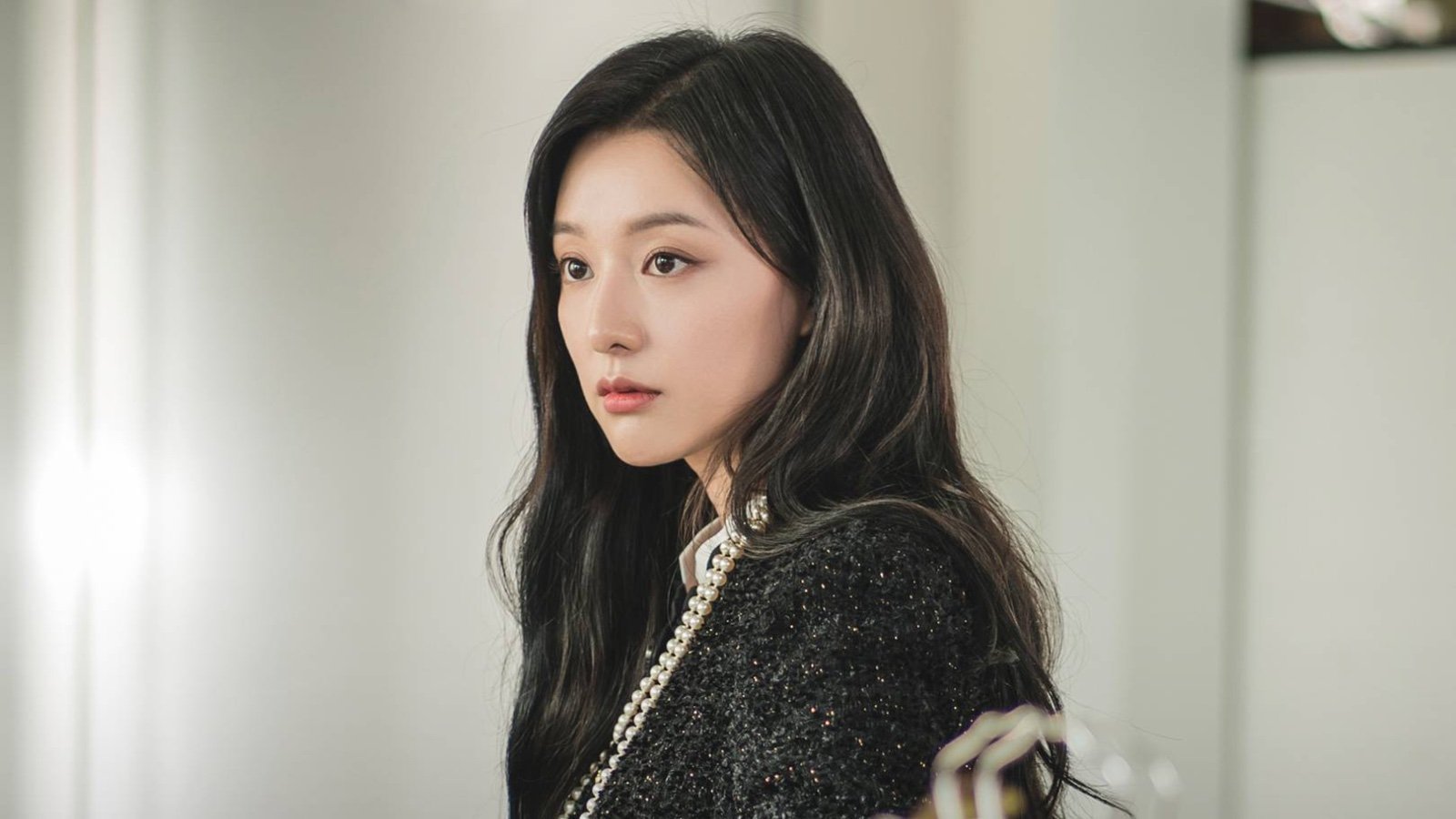 Kim Ji-won in a still from Queen of Tears.