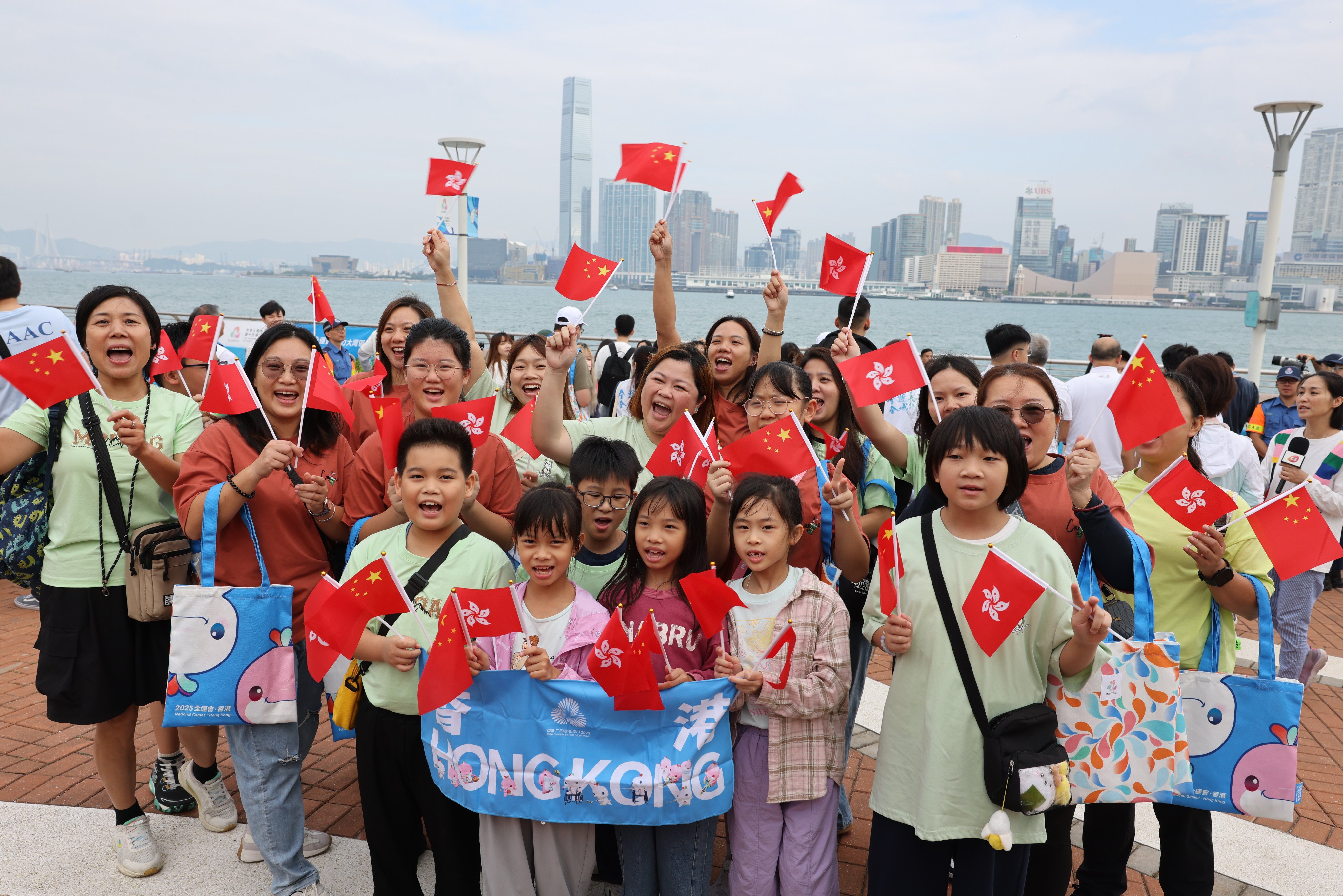 Spectators in Hong Kong get an early taste of National Games excitement at last Sunday’s torch relay. Photo: Nora Tam
