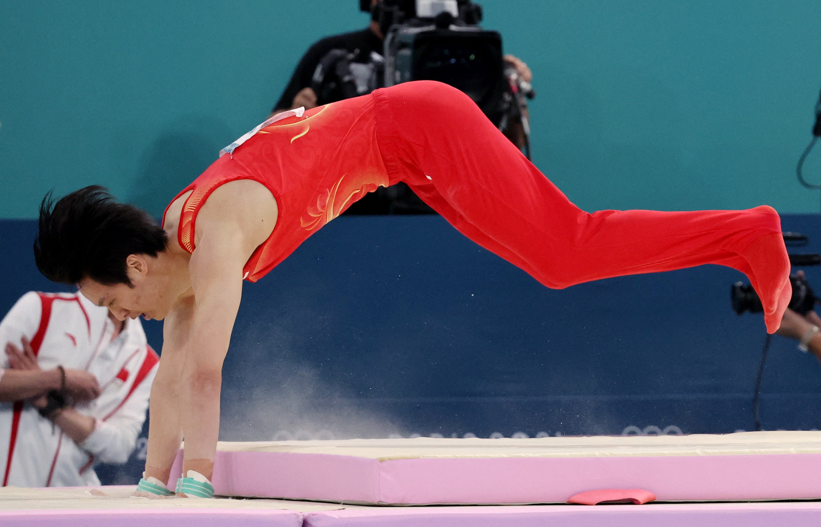 Chinese gymnast Su Weide falls during the horizontal bars final at the Paris Olympics. Photo: Reuters