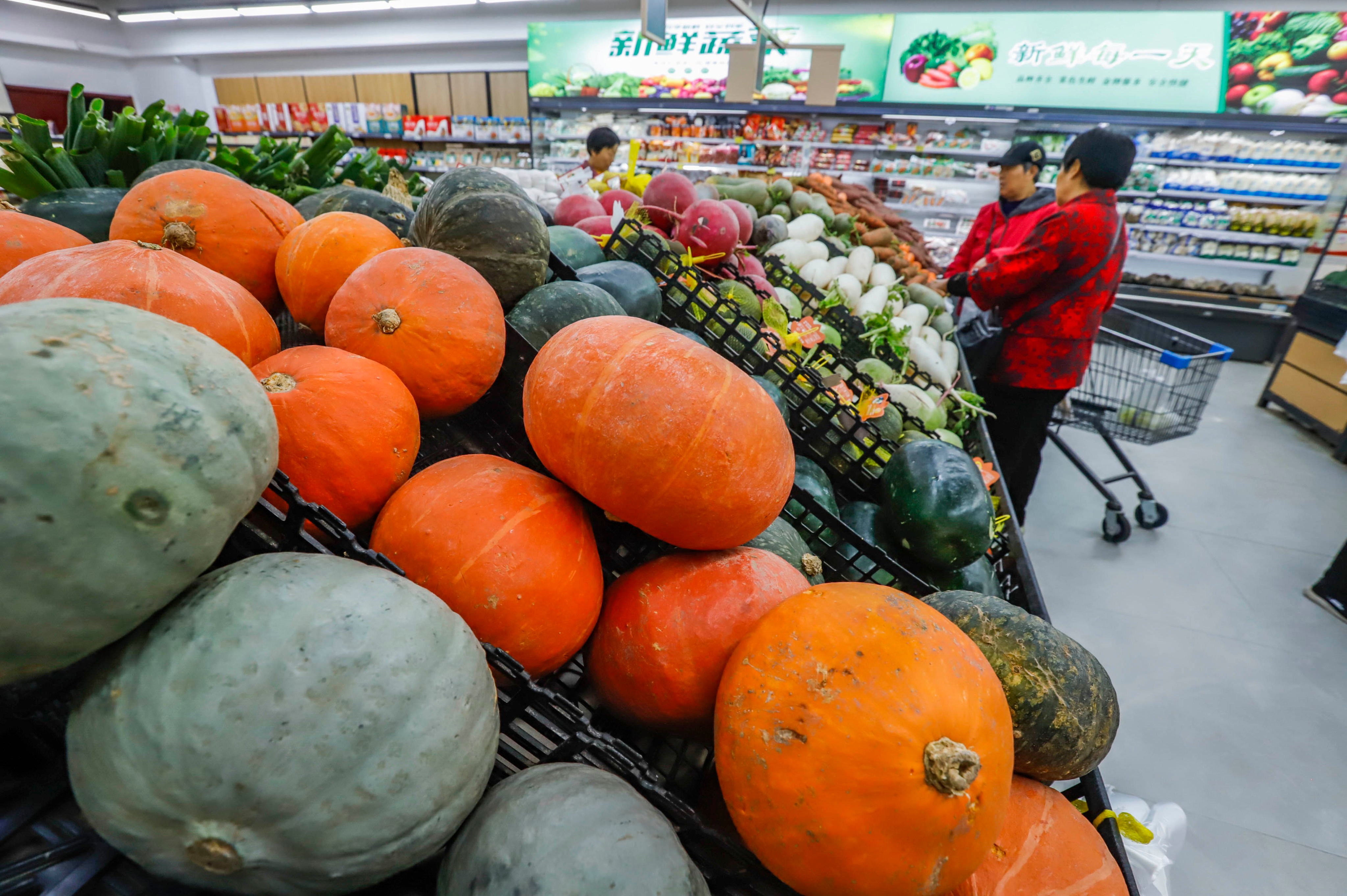 Customers select vegetables at a supermarket in Tangshan, Hebei province, last month. Photo: Xinhua