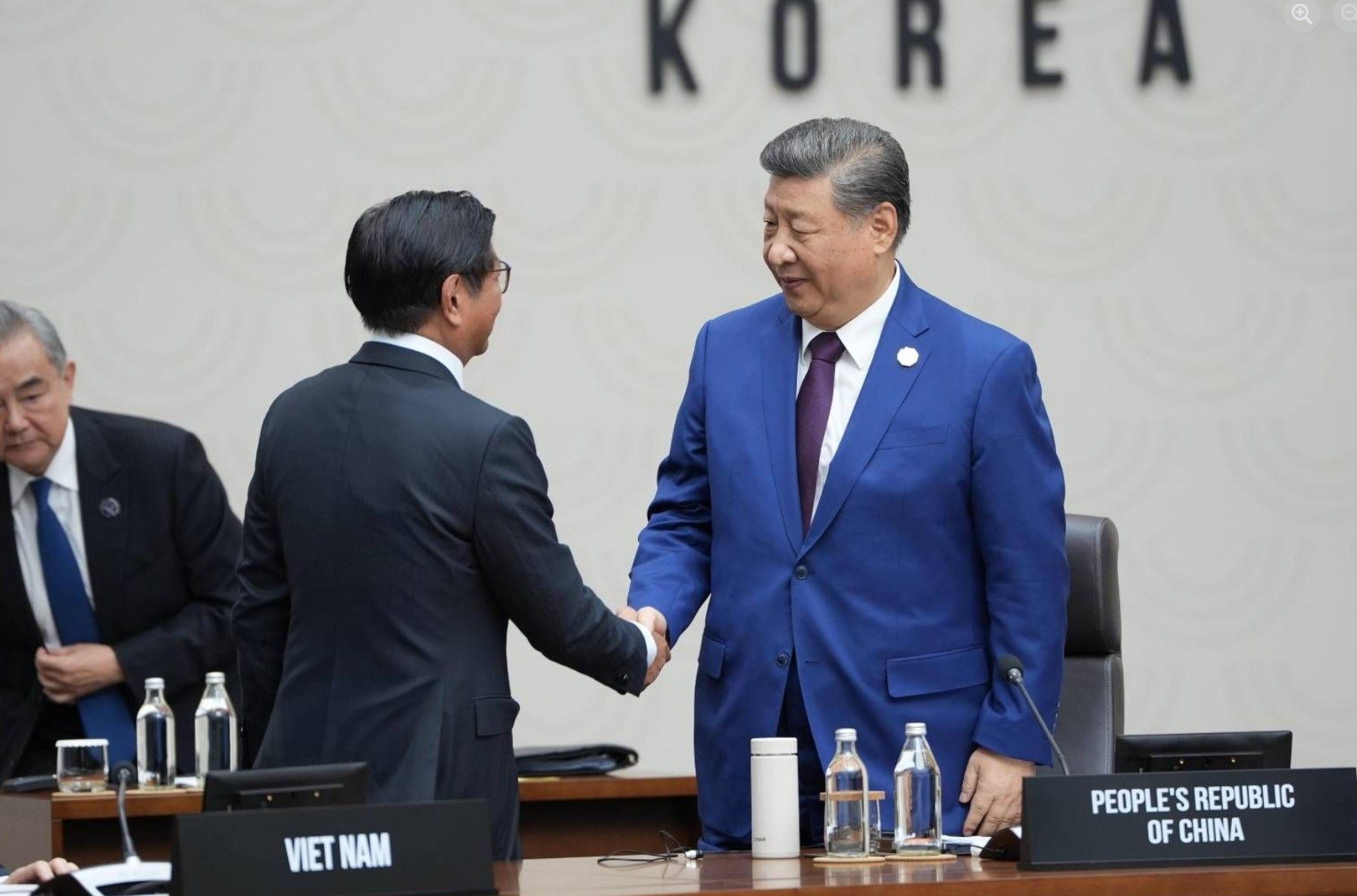 Philippine President Ferdinand Marcos Jnr shakes hands with Chinese President Xi Jinping in Gyeongju, South Korea, on November 1. Photo: Facebook/BongbongMarcos