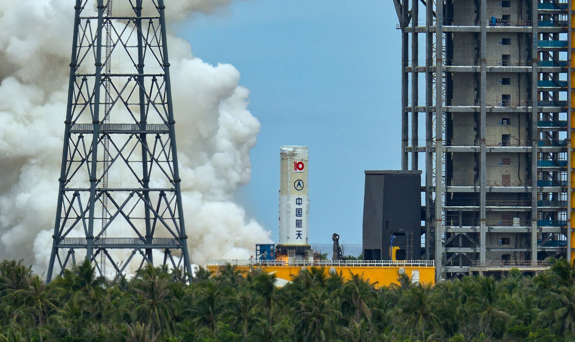China’s Long March-10 carrier rocket undergoes a static test at the Wenchang Spacecraft Launch Site on August 15. Photo: Getty Images