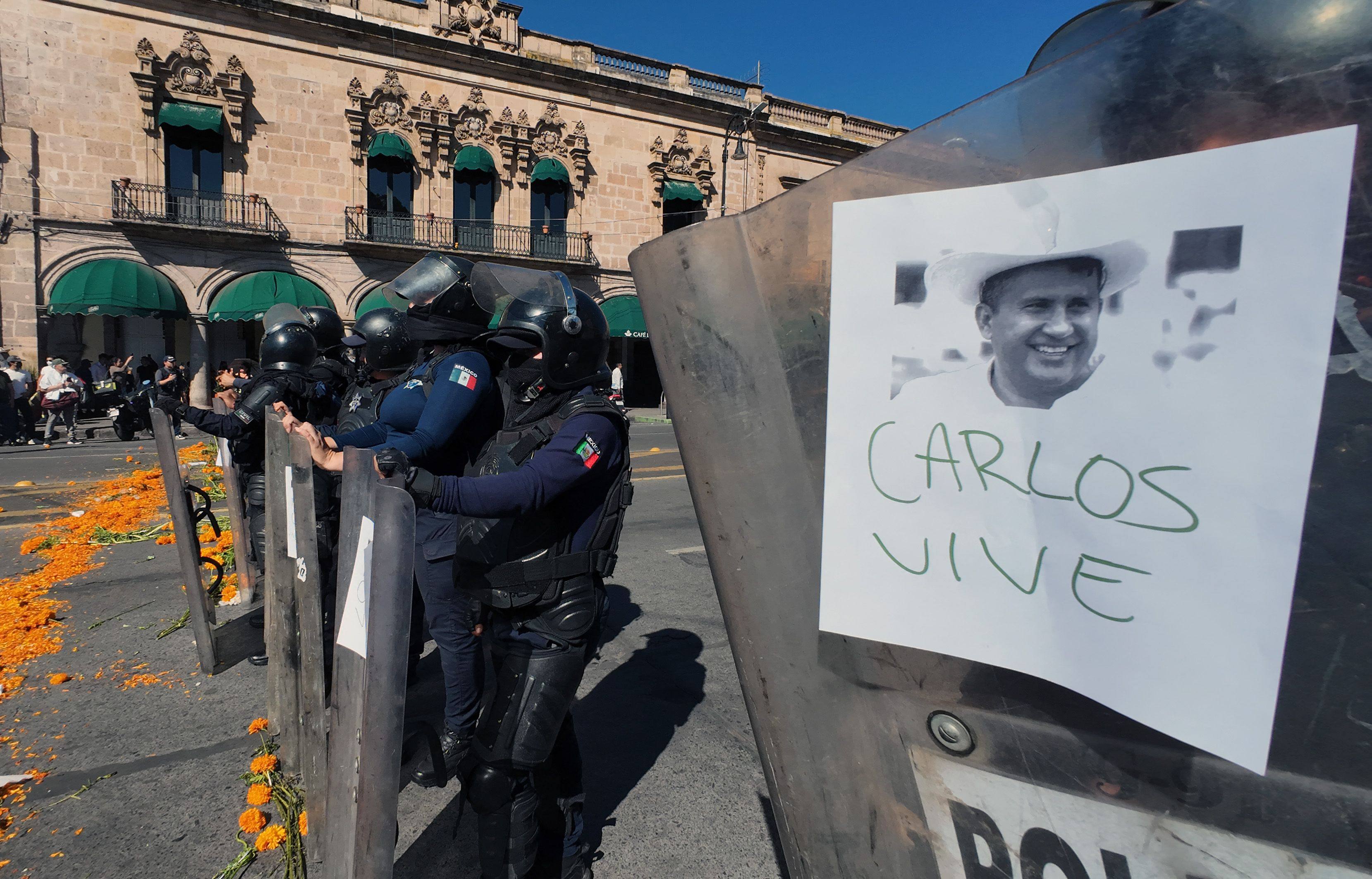 Police officers stand guard as protesters demonstrate against the assassination of Uruapan’s mayor Carlos Manzo, at the Government Palace in Morelia, Michoacan state. Photo: AFP