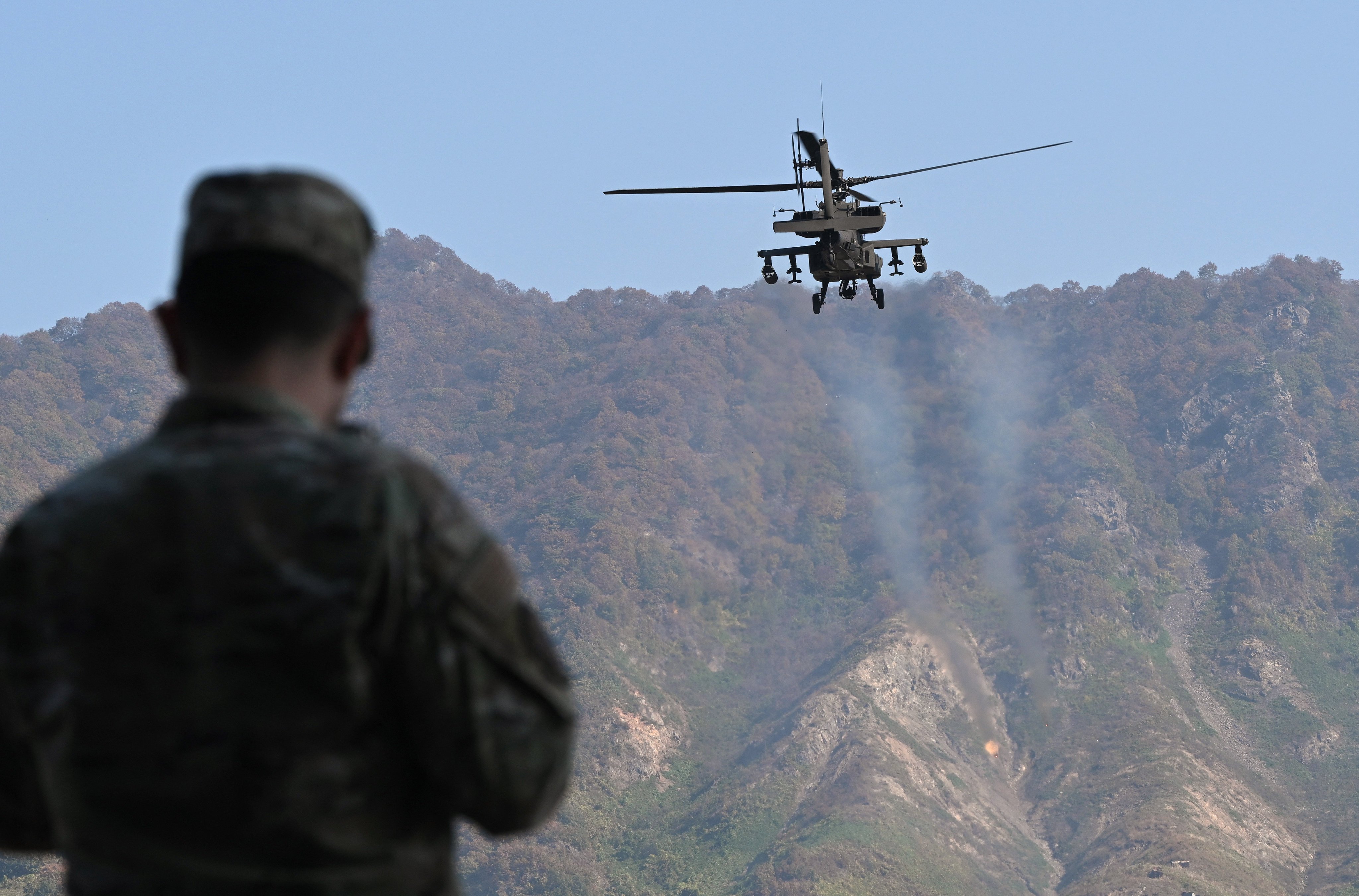 An American soldier observes a South Korean AH-64 Apache helicopter firing rockets during a live-fire exercise in Pocheon, near the inter-Korean border, on October 30, 2024. Photo: AFP
