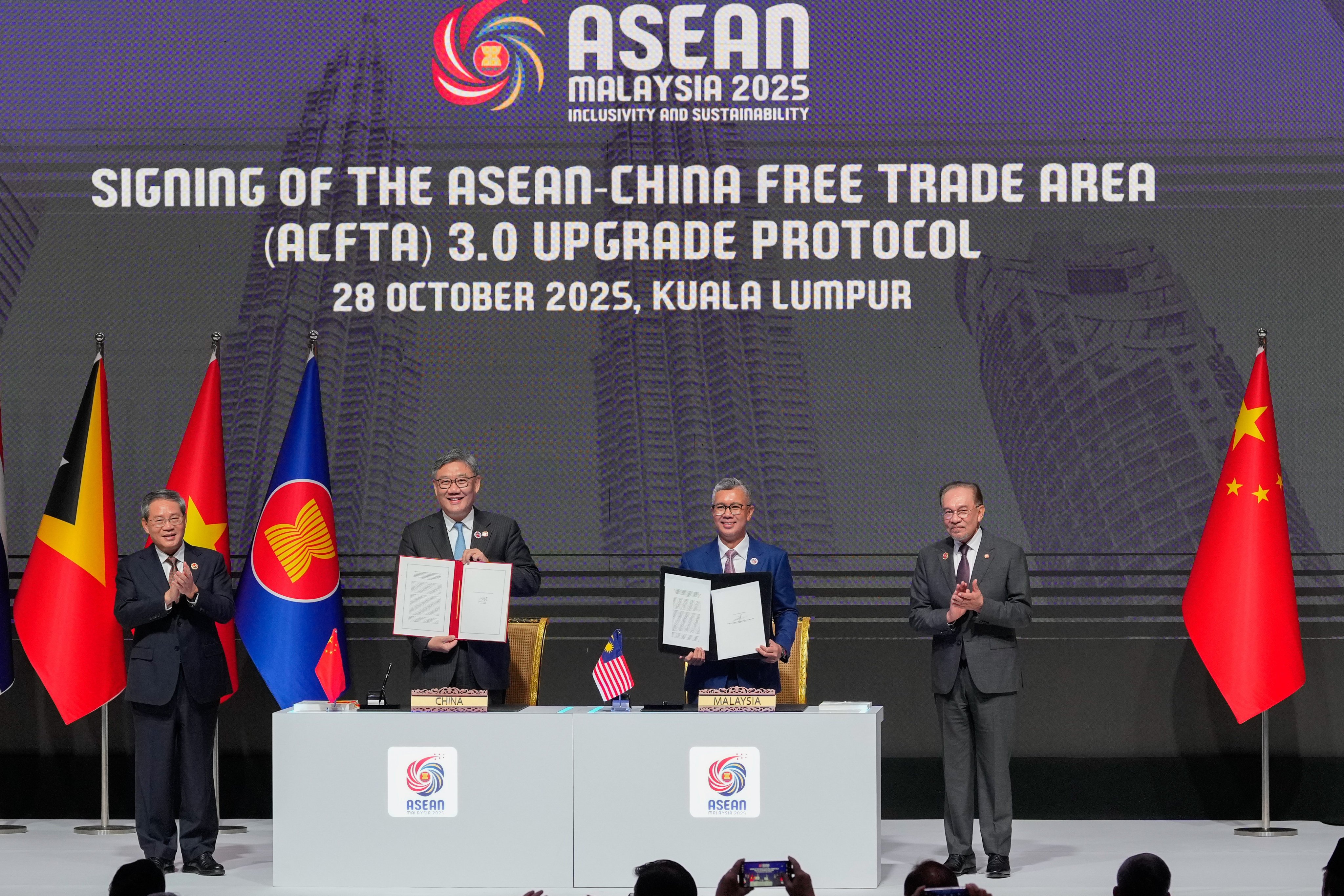 China’s Premier Li Qiang (far left) and Malaysia’s Prime Minister Anwar Ibrahim (far right), witness the signing ceremony for the Asean-China Free Trade Area 3.0 Upgrade Protocol by China’s Commerce Minister Wang Wentao and Malaysia’s Minister of Investment Abdul Aziz in Kuala Lumpur, Malaysia, on Octover 28. Photo: AP