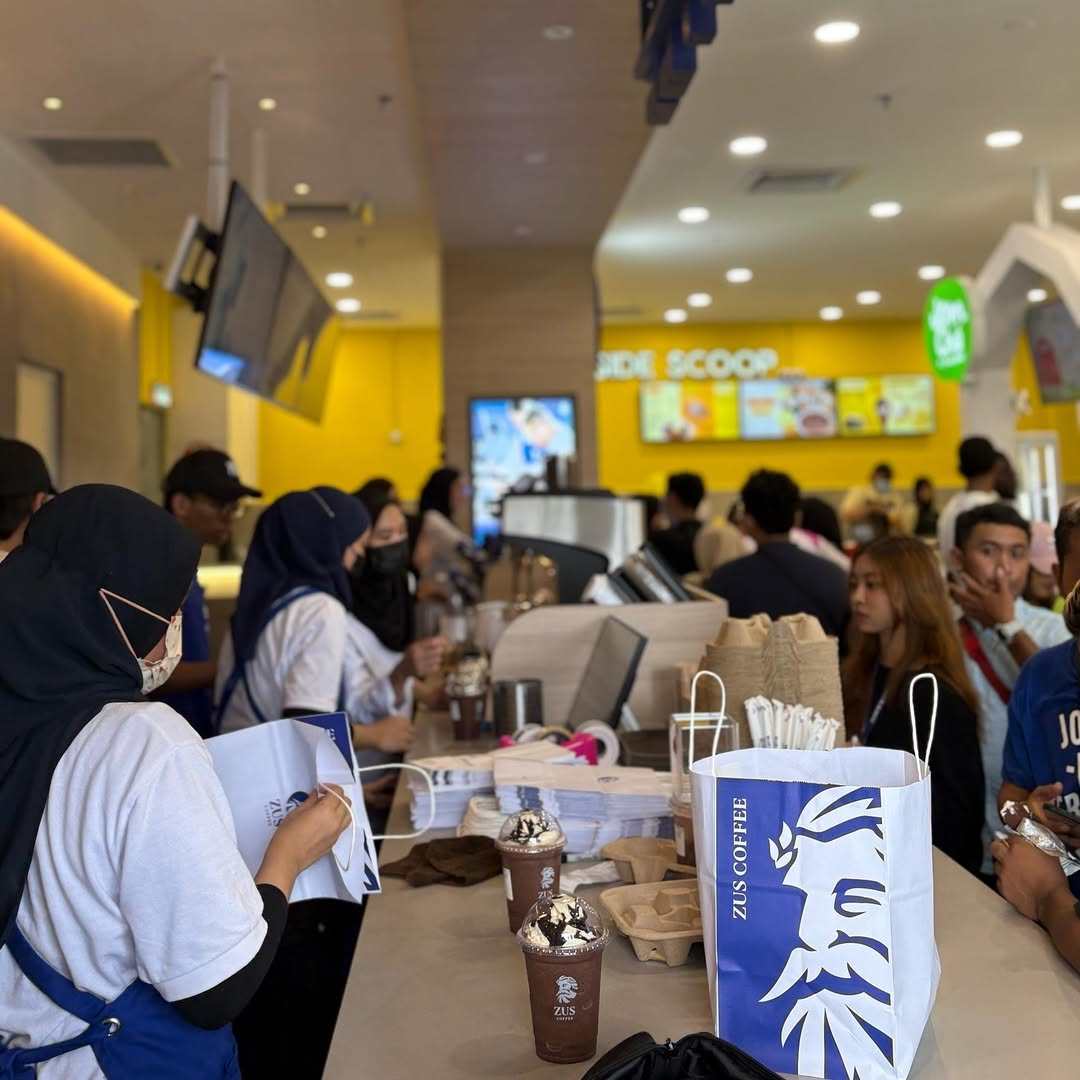 The incident happened at one of Zus Coffee’s outlets in Malaysia. Photo: Instagram/zus.coffee