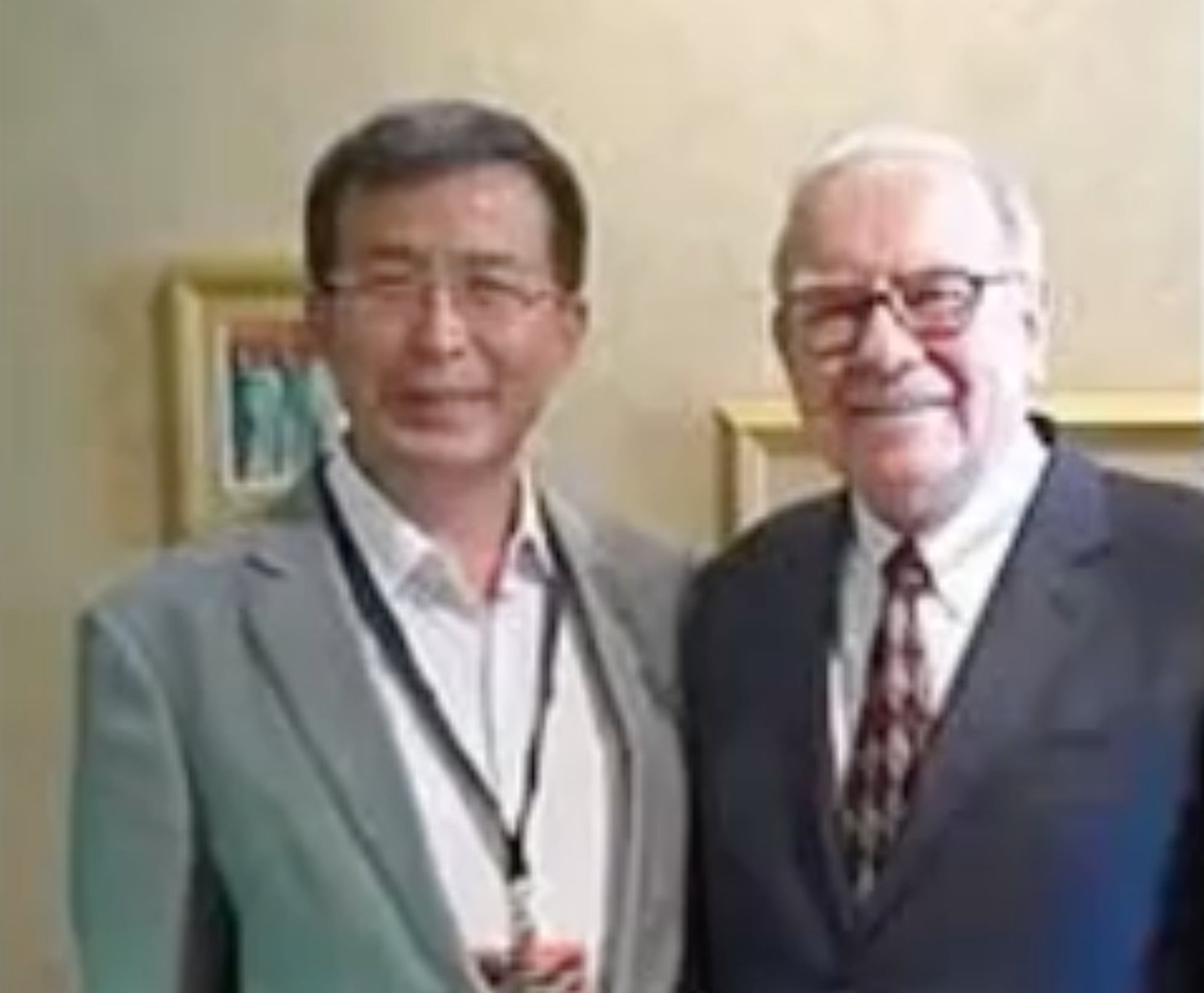 Zhao is often referred to as China’s Warren Buffett due to his impressive track record in financial investments, as illustrated by a photograph showing him meeting the investment mogul. Photo: Baidu