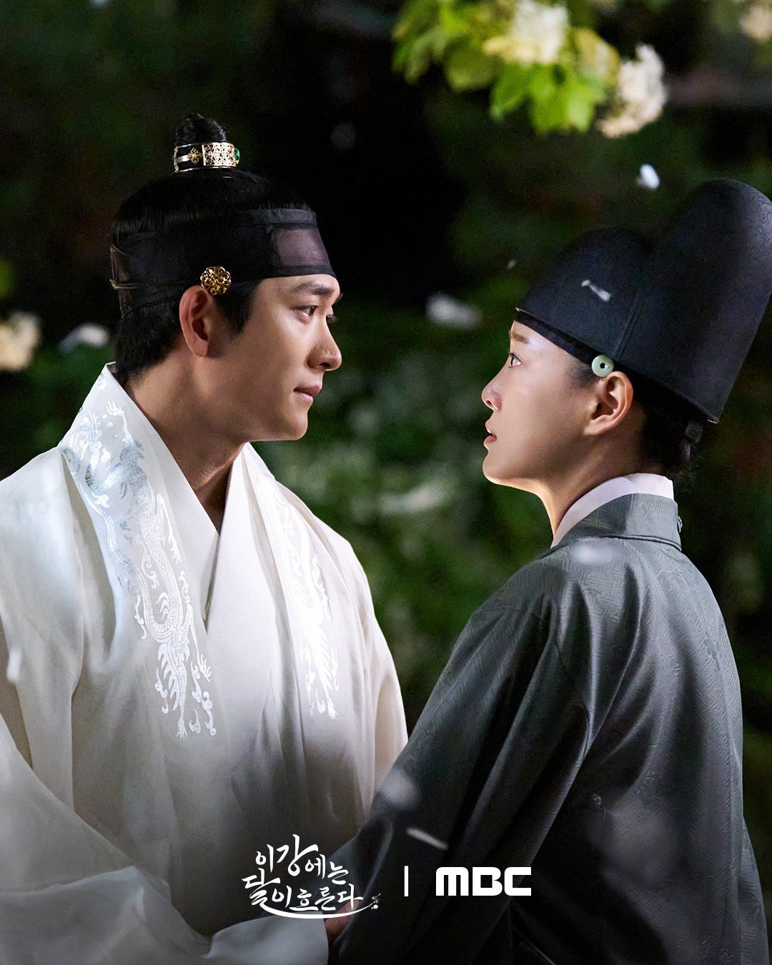 Kang Tae-oh as Crown Prince Lee Kang (left) and Kim Se-jeong as the peddler Park Dal-i in a still from Joseon-era K-drama Moon River.