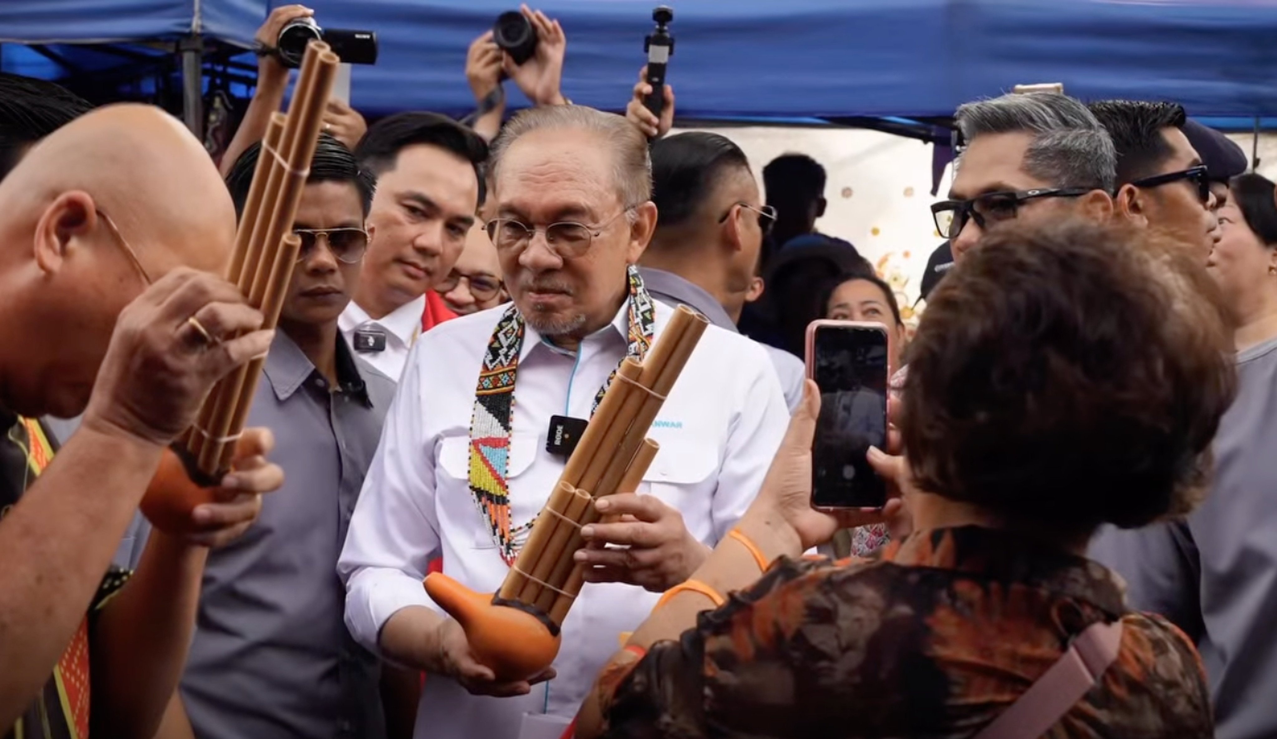Malaysian Prime Minister Anwar Ibrahim meets Sabahans during a visit to Kota Kinabalu’s Gaya Market on Sunday. Photo: Facebook/Anwar Ibrahim