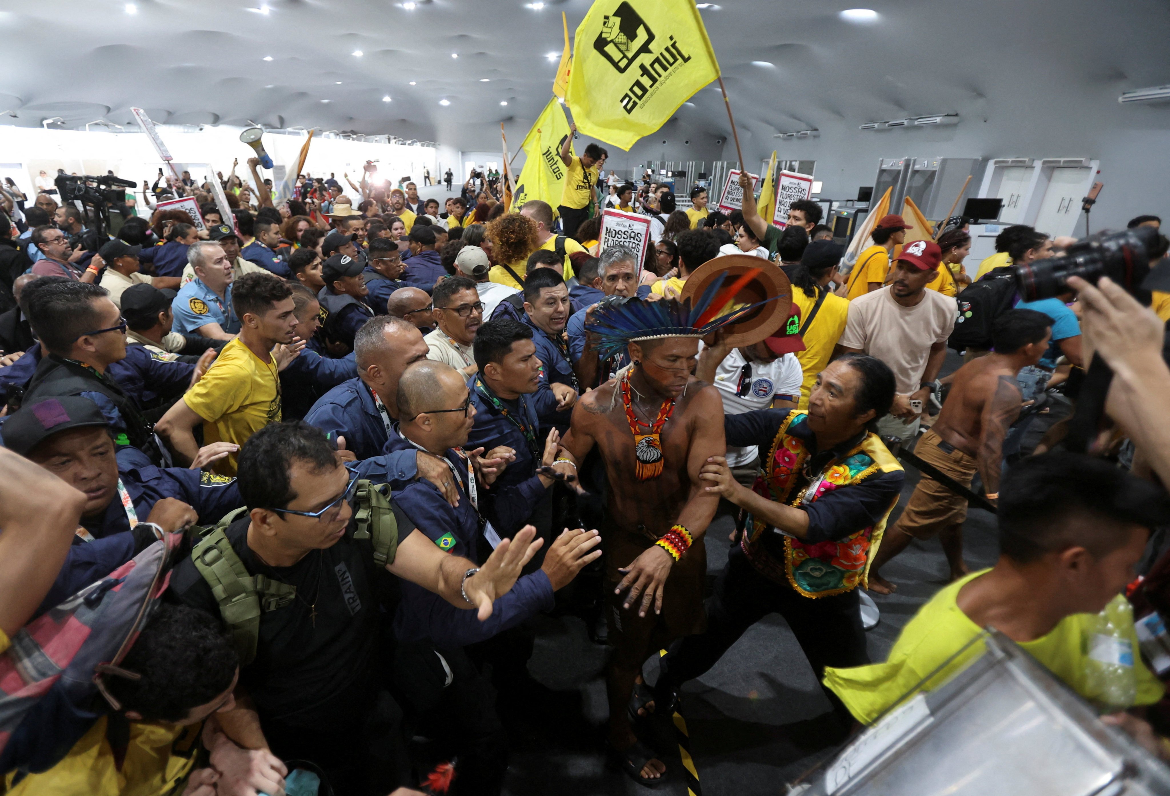 Protesto Explosivo na COP30: Indígenas Confrontam Segurança e Exigem Ação Climática