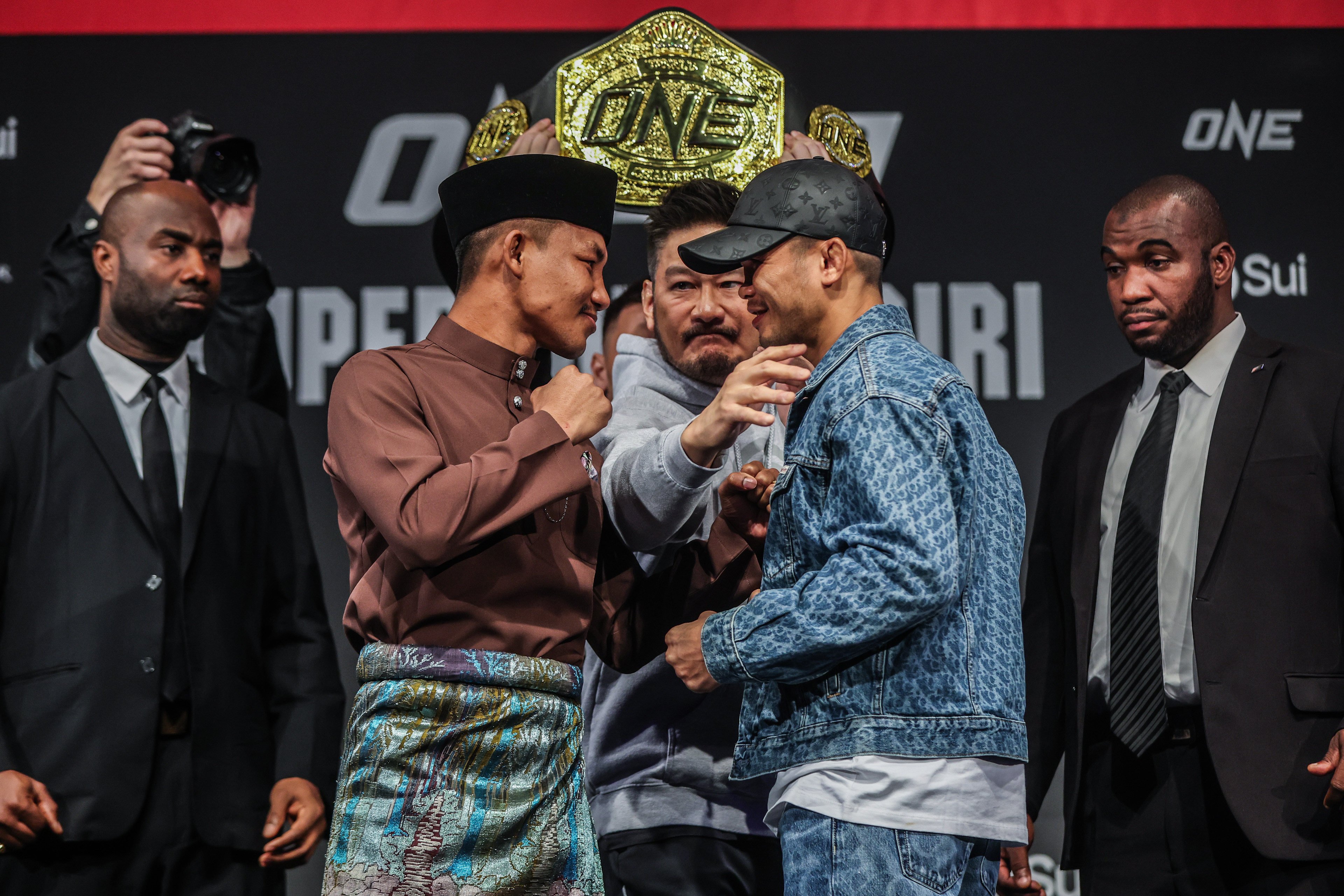 A playful Rodtang Jitmuangnon (left) will face fellow Thai Nong-O Hama at ONE 173 in Tokyo on November 16. Photo: ONE Championship