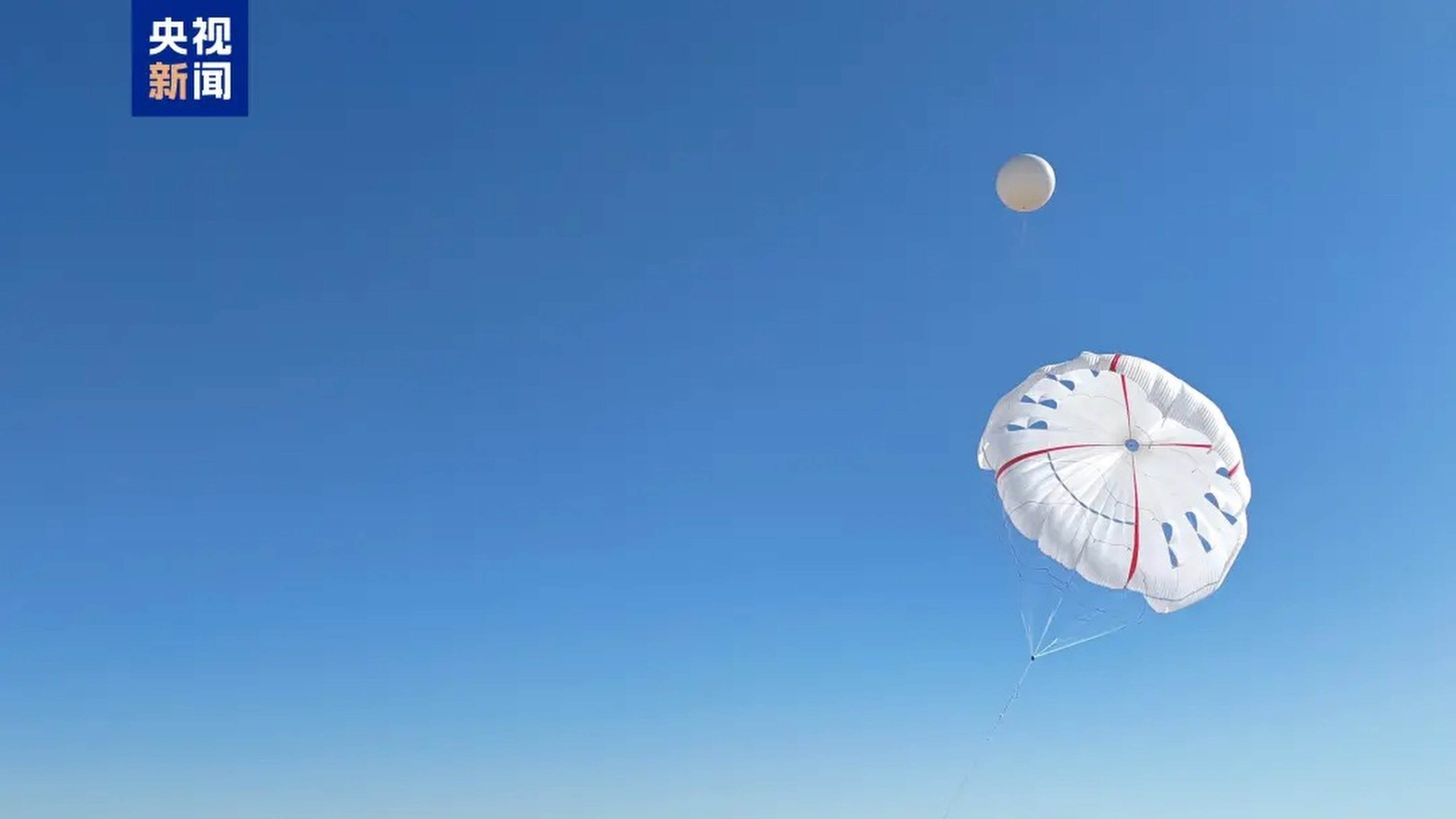 During the tests, the 5,000 square-metre kite and two connected 1,200 square-metre kites were lifted into the air by helium balloon. Photo: CCTV