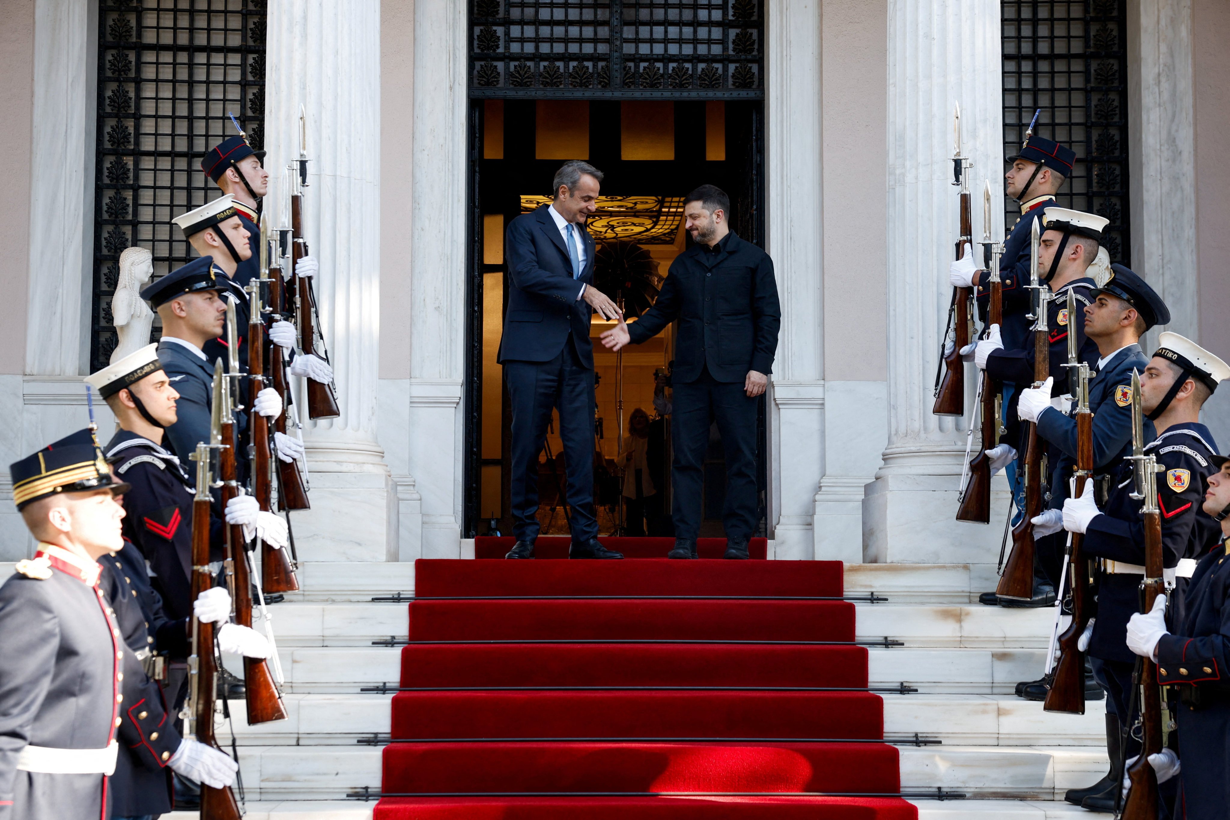 Greek Prime Minister Kyriakos Mitsotakis welcomes Ukrainian President Volodymyr Zelensky in Athens. Photo: Reuters
