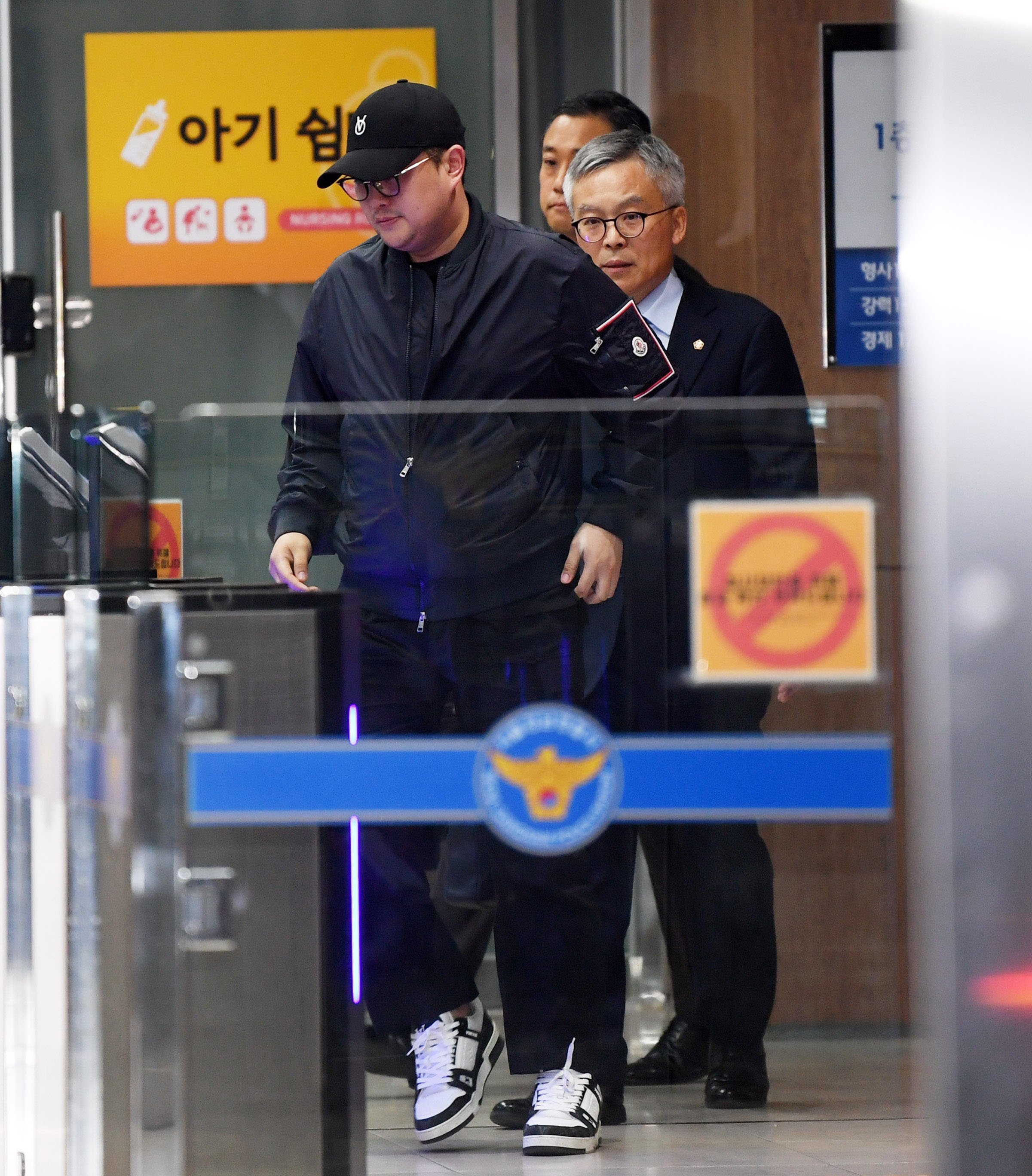 Singer Kim Ho-joong (left) exits the Seoul Gangnam Police Station on May 22 last year. Photo: EPA-EFE/Yonhap