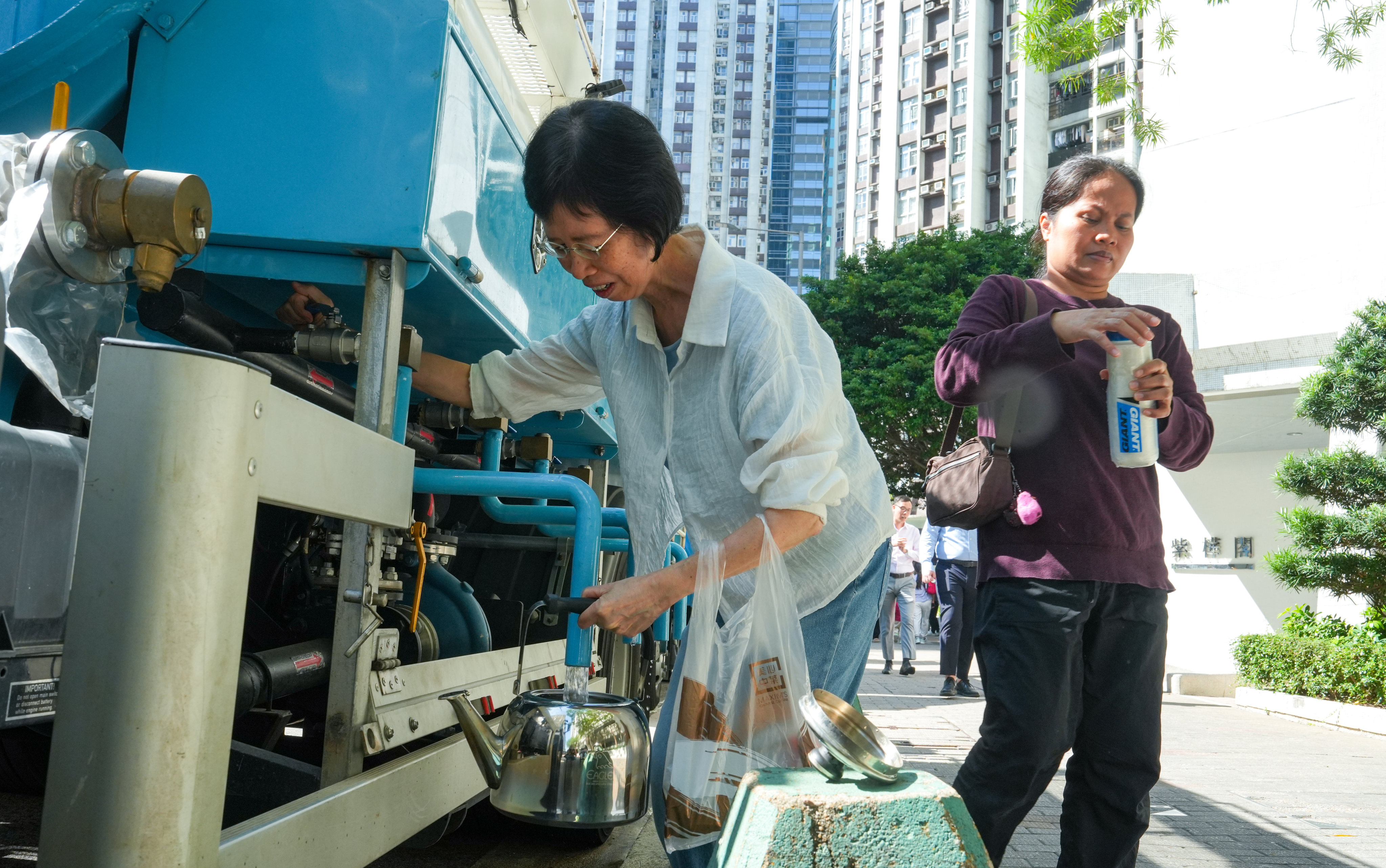 Taikoo Shing residents stock up on drinking water from a truck. Photo: Sun Yeung