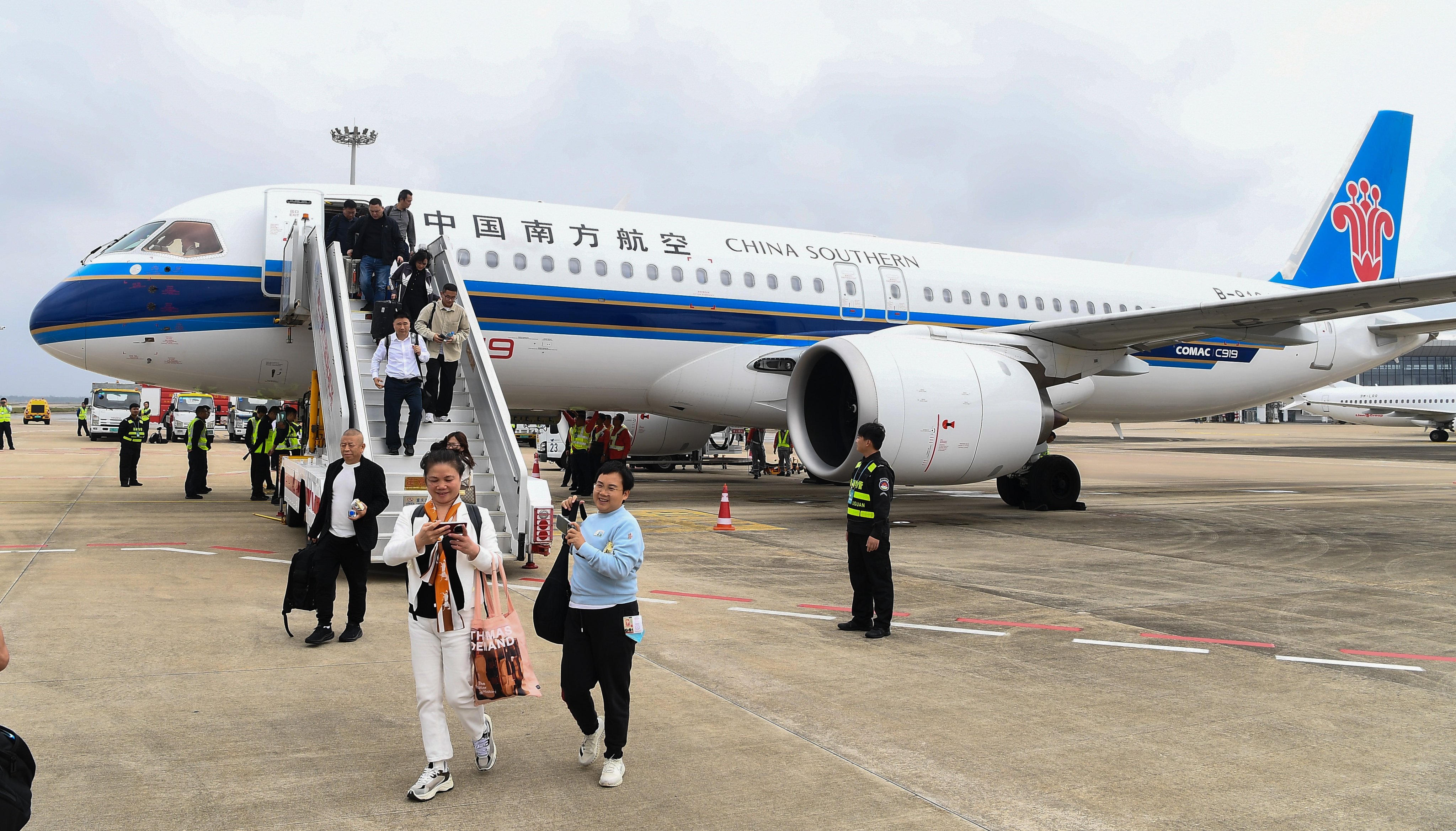 Passengers step off a C919 aircraft operated by China Southern Airlines at Haikou Meilan International Airport in Haikou, south China’s Hainan Province. Photo: Xinhua
