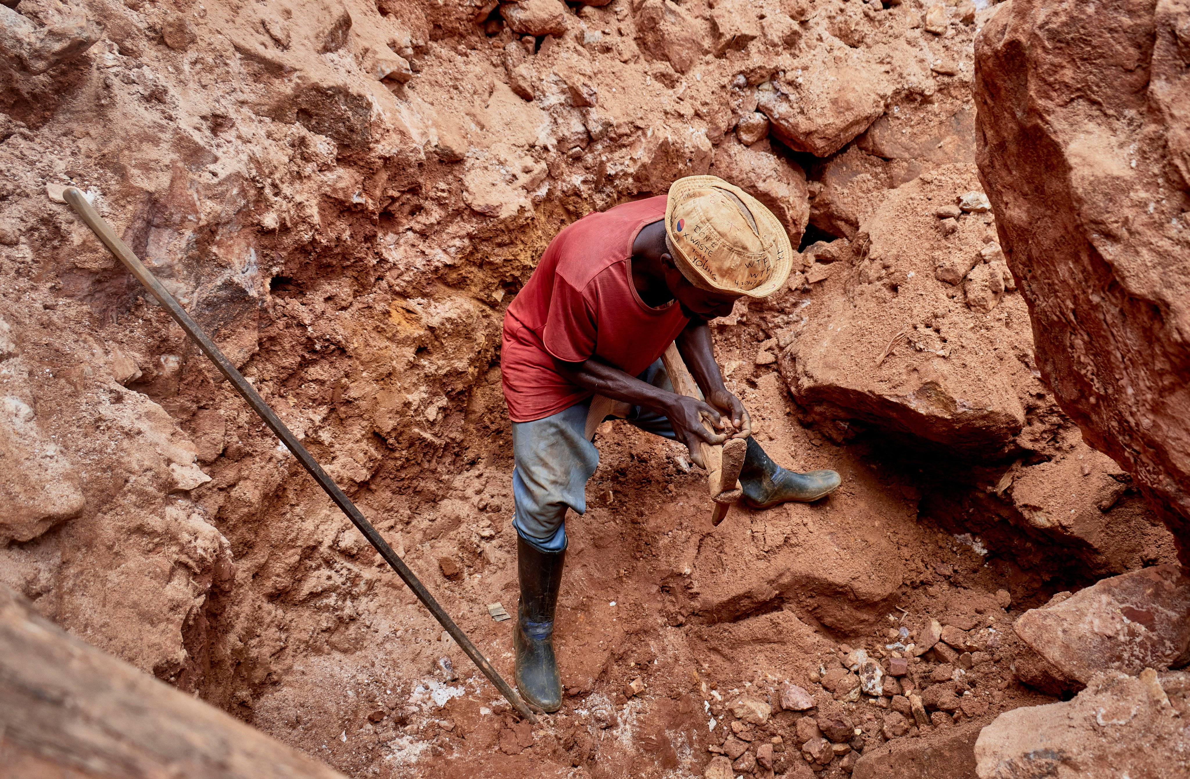 A Congolese artisanal miner digs in an open-pit mine in Mangaredjipa near Beni, North Kivu Province of Democratic Republic of Congo in August. Photo: Reuters
