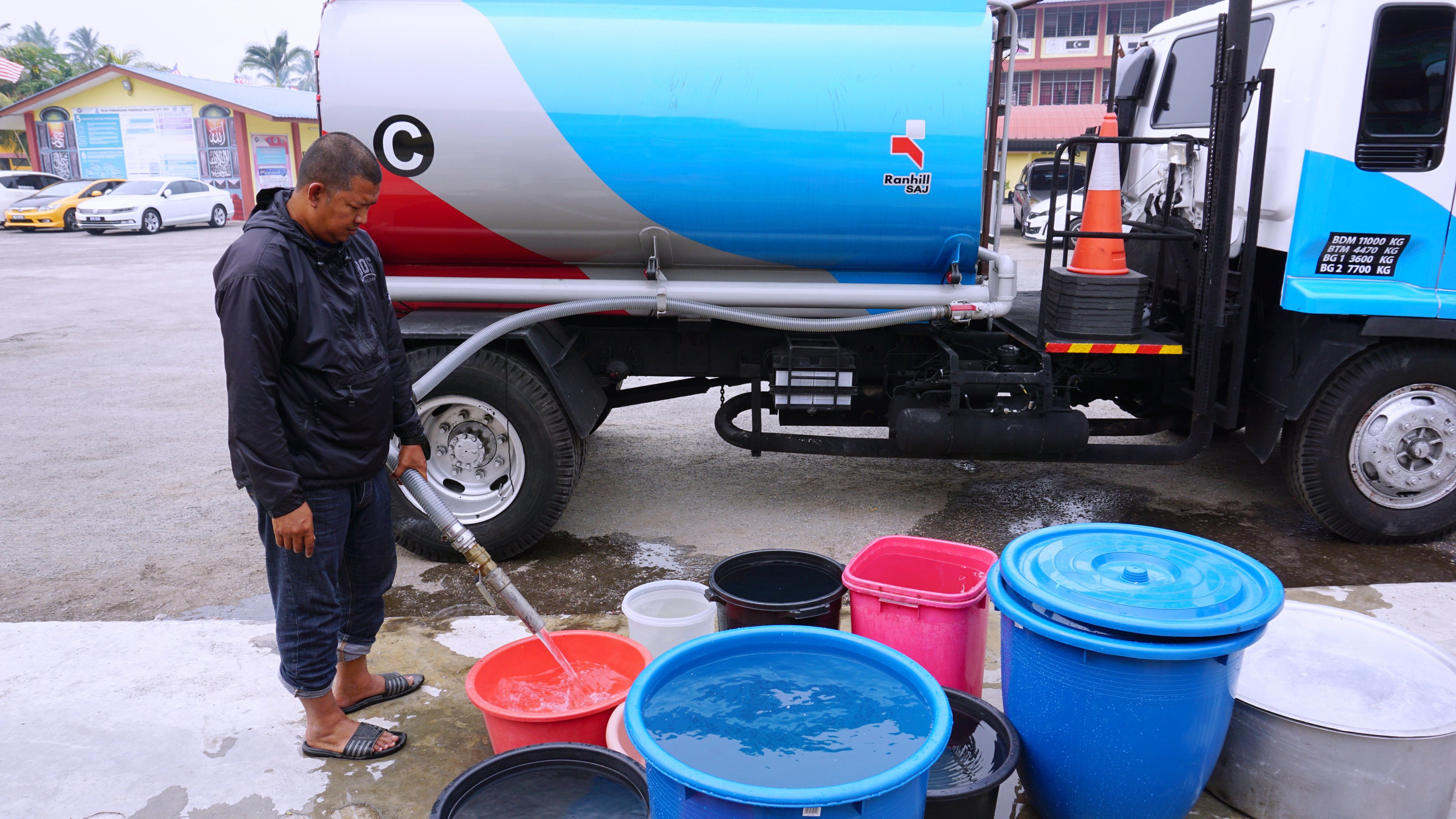 A tanker distributes water to residents of a neighbourhood in Johor amid a prolonged water supply cut due to pollution in 2019. Photo: Shutterstock