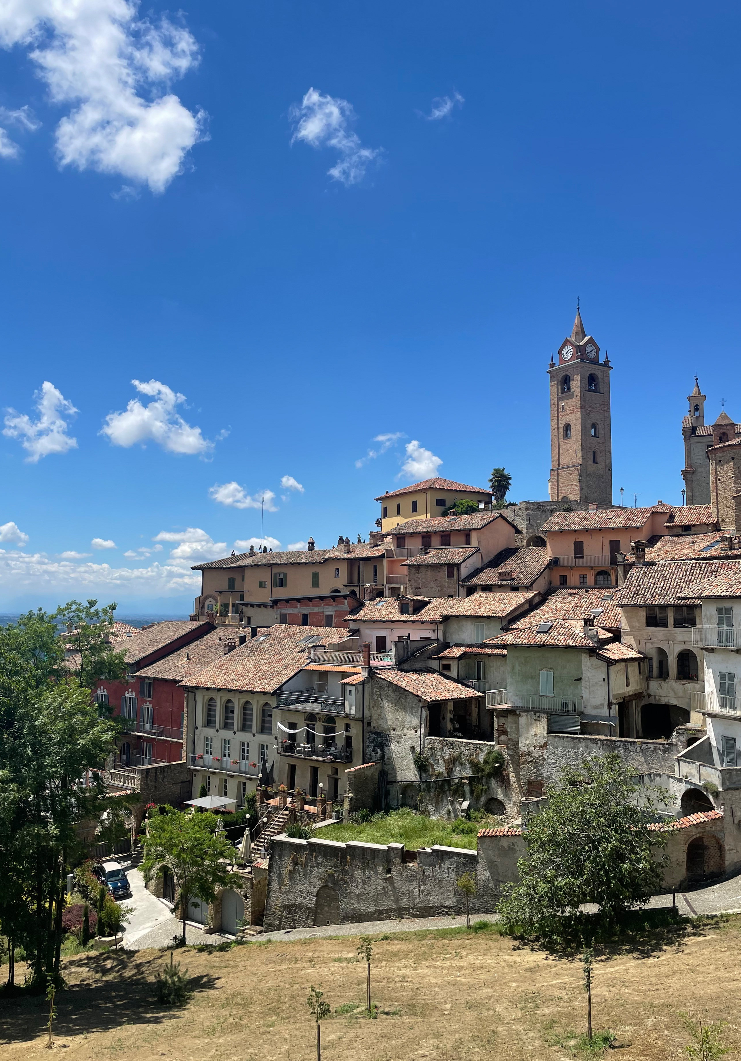 The Piedmont commune of Serralunga d’Alba, from which the two-Michelin-star La Rei Natura is about 3km away. Photo: dpa