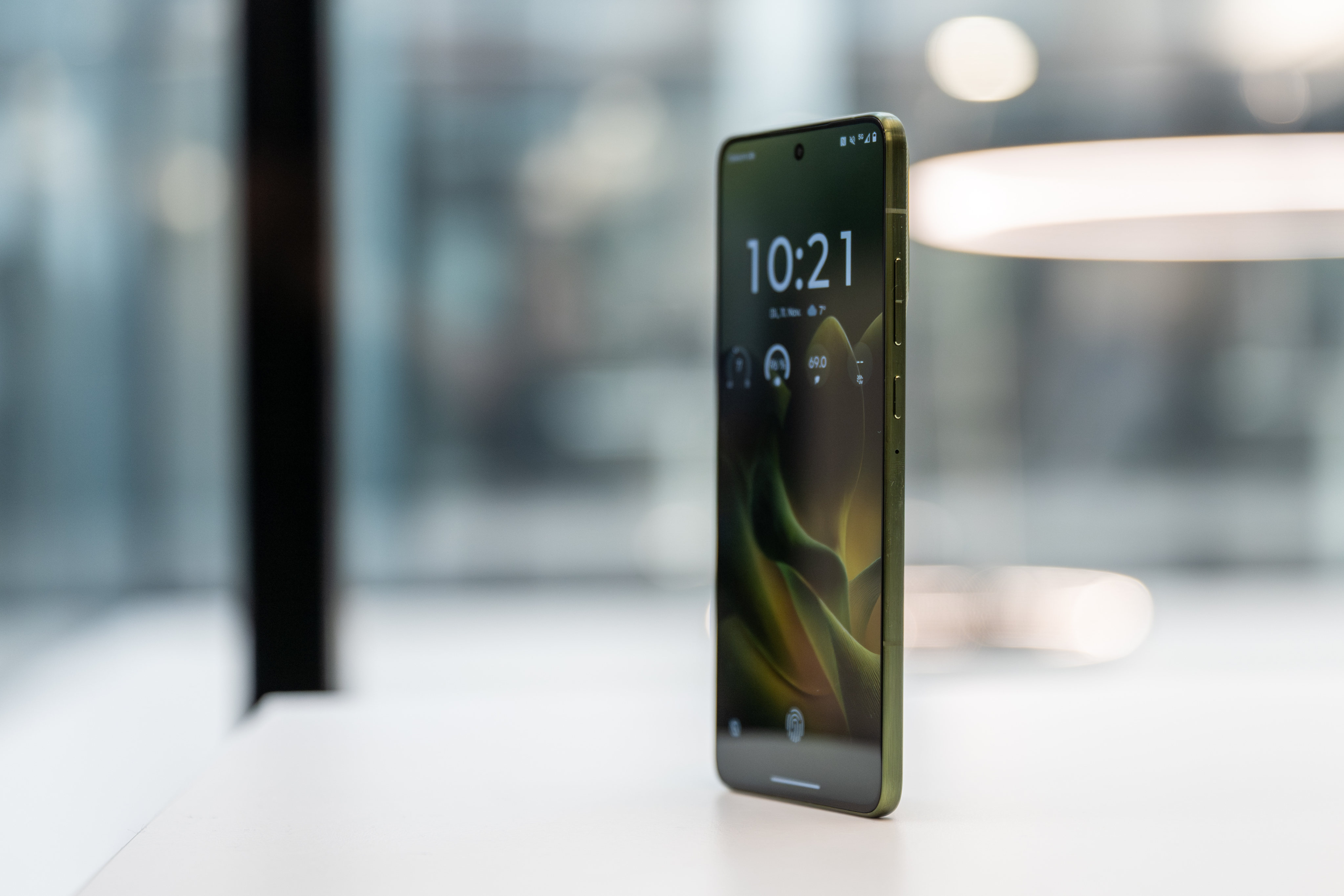 The Motorola Edge 70 is just 5.9mm thick and weighs 159 grams, and comes with a 6.67-inch OLED display. How does it stand up against the more expensive iPhone Air and Samsung Galaxy S25 Edge? Photo: Nico Tapia/dpa