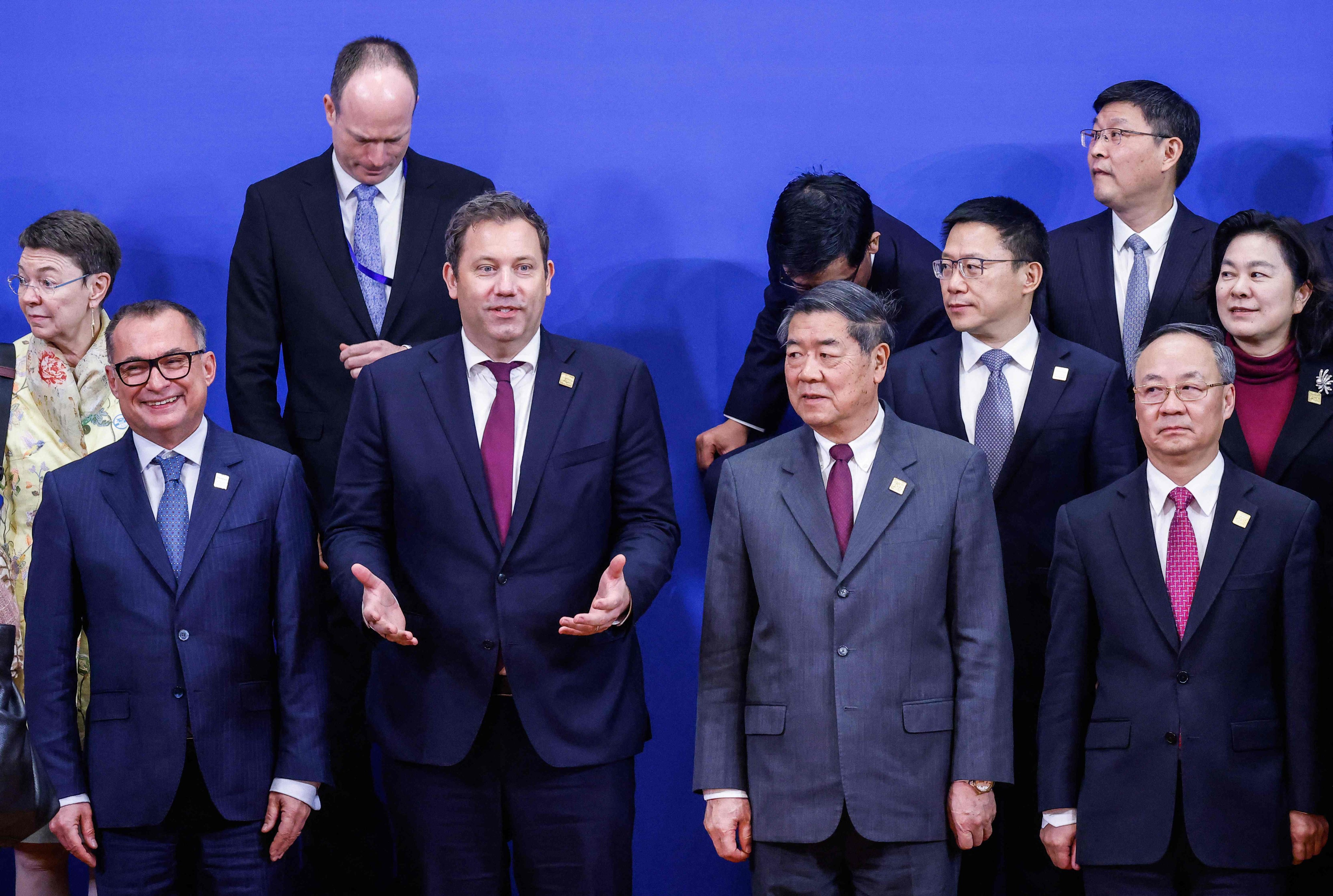 German Finance Minister Lars Klingbeil (center left) and Chinas Vice Premier He Lifeng (center right). Photo: AFP