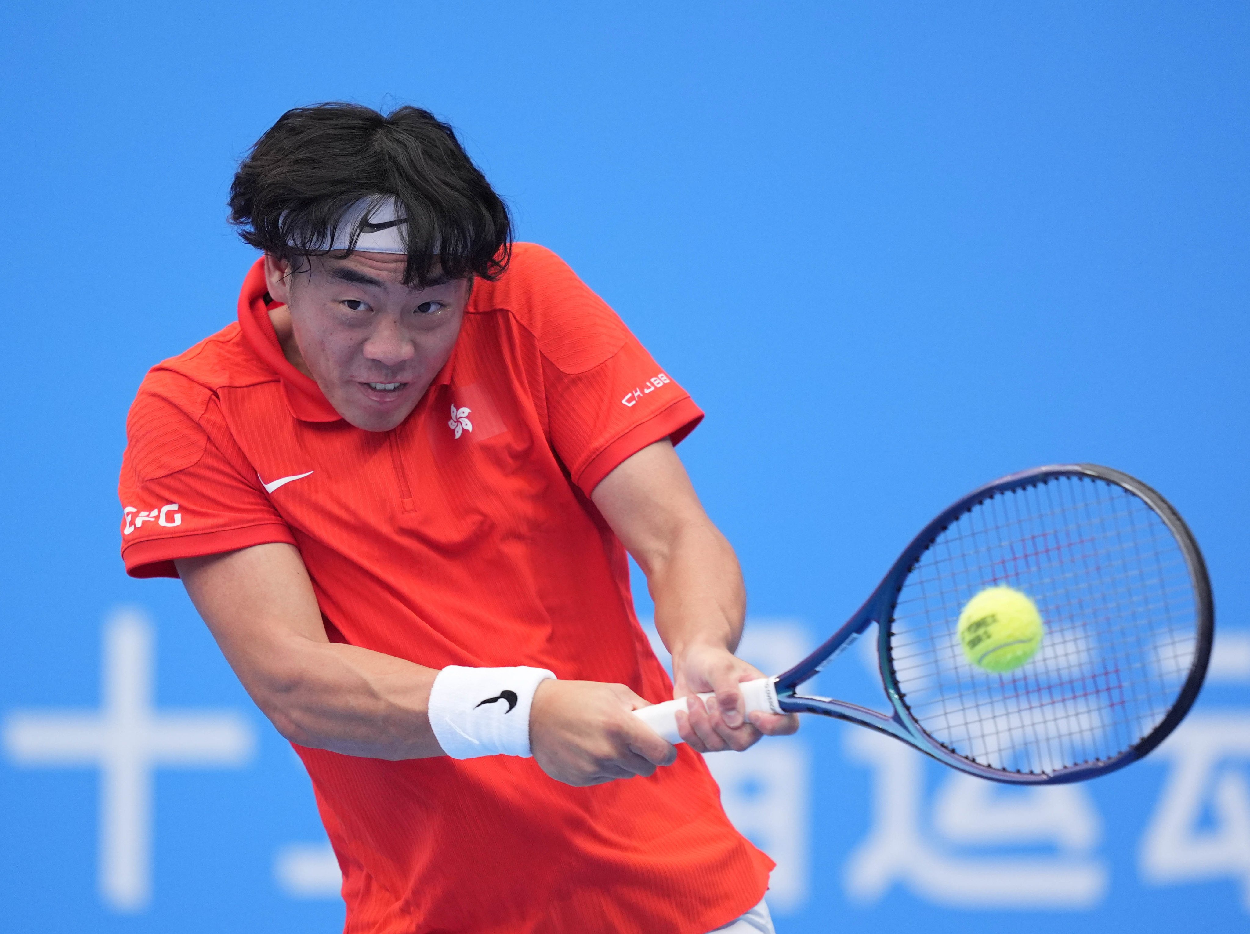 (251116) -- HENGQIN, Nov. 16, 2025 (Xinhua) -- Wong Chak Lam Coleman hits a return during the men’s singles second round match of tennis between Chen Ye of Hubei and Wong Chak Lam Coleman of Hong Kong at China’s 15th National Games in Hengqin, south China’s Guangdong Province, Nov. 16, 2025. (Xinhua/Yan Linyun)