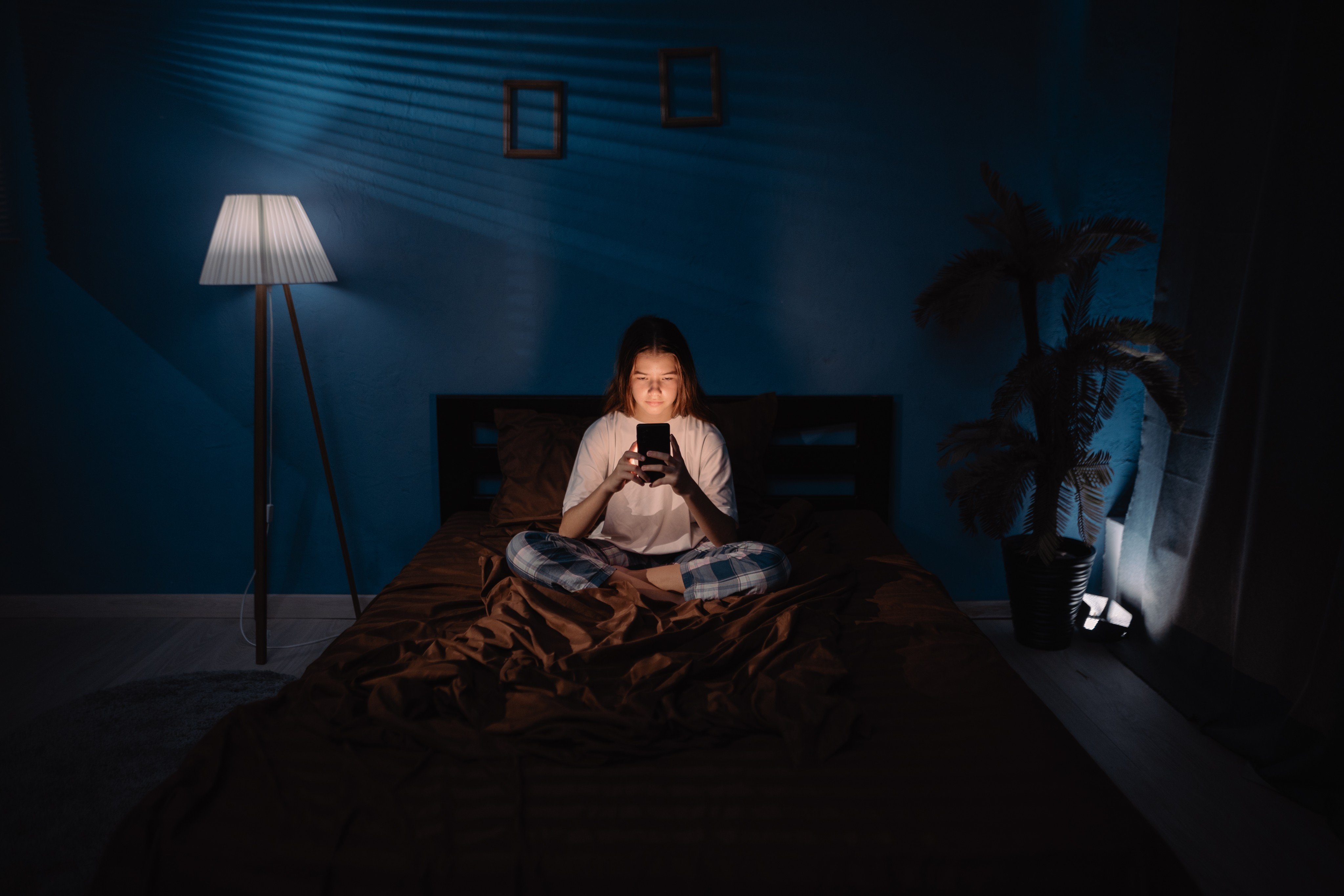 The blue light from our screens not only disrupts sleep but also causes skin problems. Photo: Shutterstock