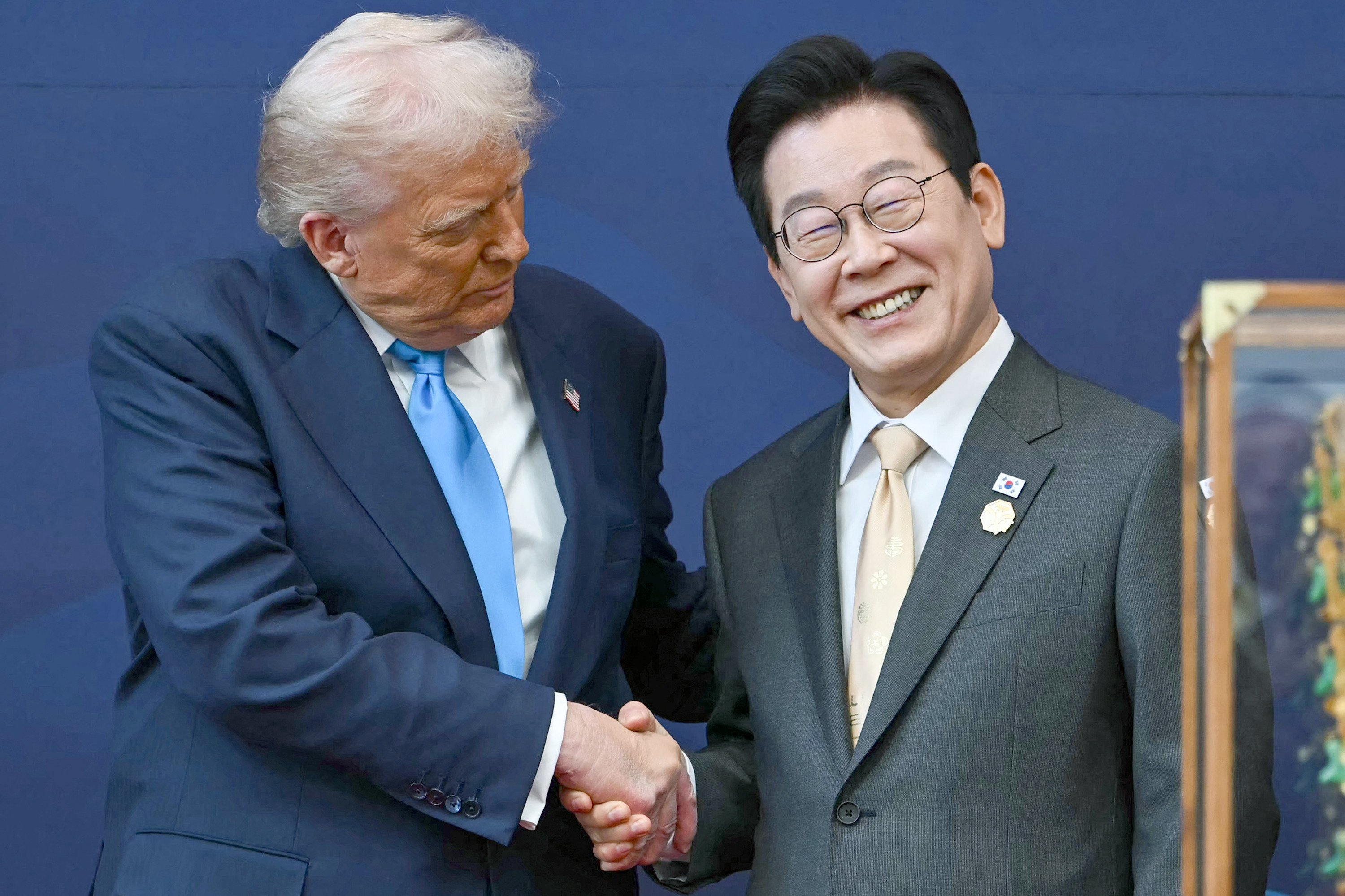 US President Donald Trump shakes hands with South Korean President Lee Jae-myung at a ceremony in Gyeongju, South Korea, on October 29. Photo: Getty Images/TNS/AFP