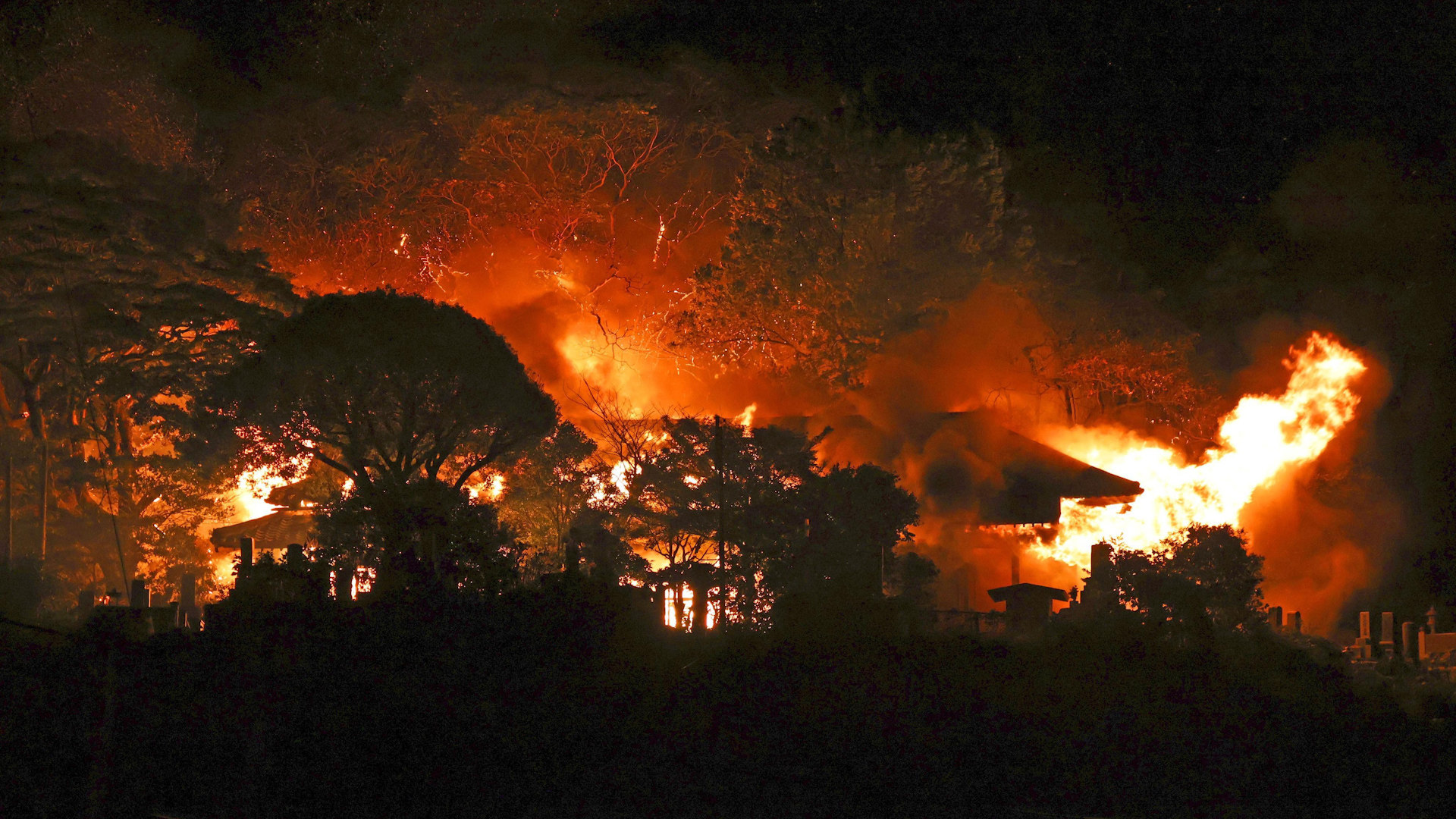 Fire engulfs entire city block in Japan