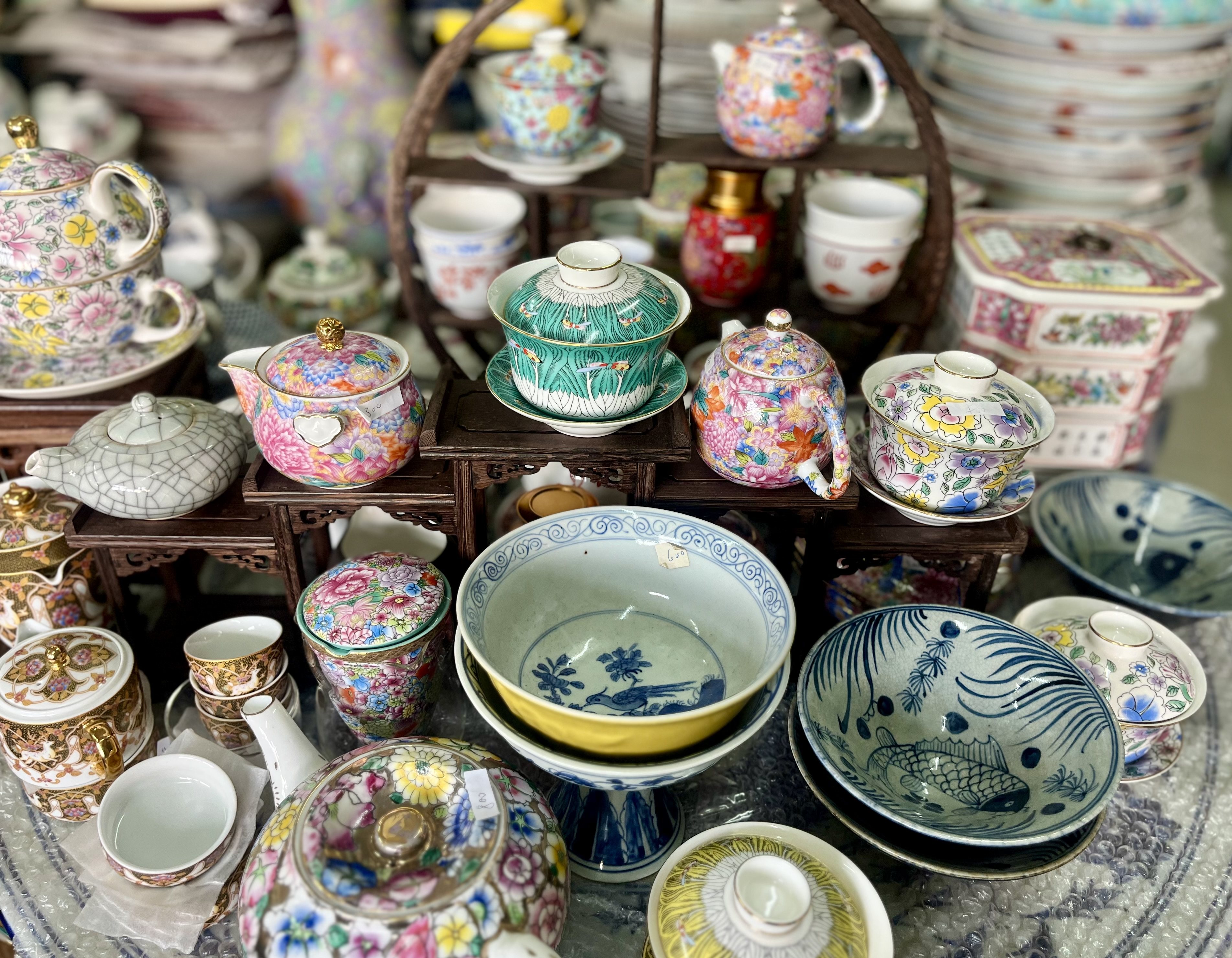 Yuet Tung China Works, a porcelain factory  in Hong Kong’s Kowloon Bay neighbourhood, has four showrooms, the shelves stacked from floor to ceiling with plates, bowls tea sets and vases, many bursting with traditional motifs such as flowers, dragons, phoenixes and carp. NOV 12, 2025. Photo: Kylie Knott