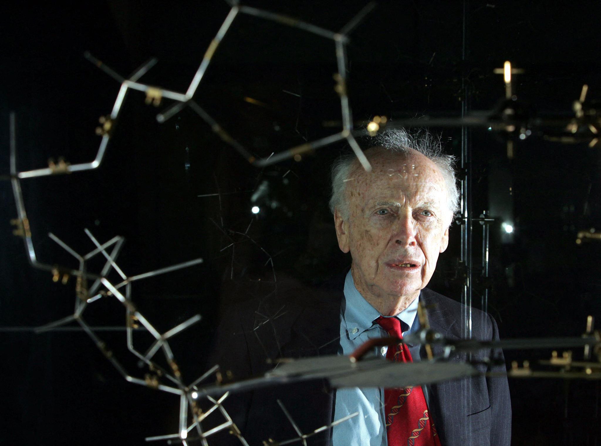 The late Dr James Watson poses with the original DNA model ahead of a press conference at the Science Museum in London, England, on May 20, 2005. Photo: AFP