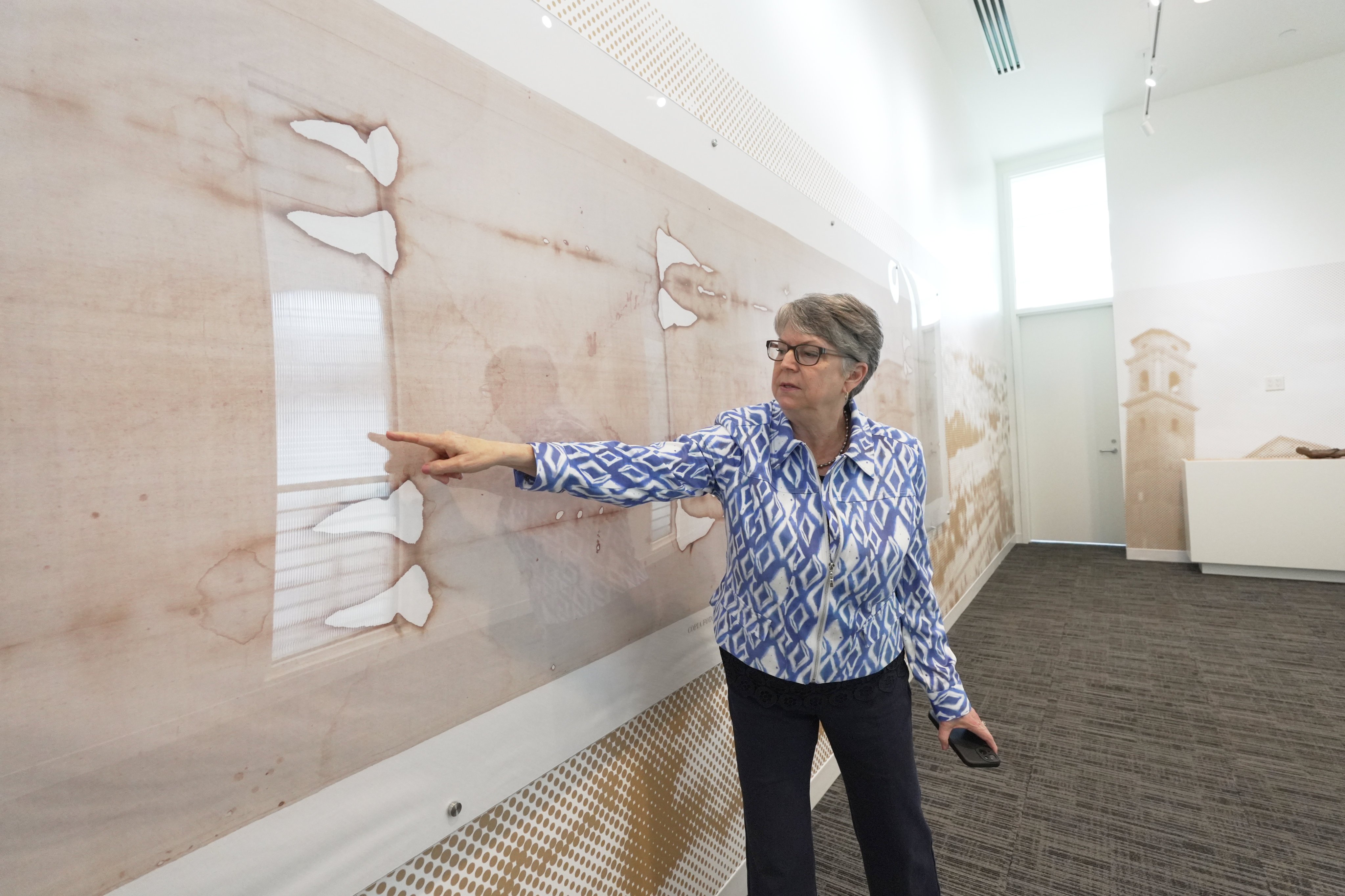 Nora Creech, director of Othonia North America, points to a replica of the Shroud of Turin at a new interactive museum in California dedicated to the shroud. Photo: AP