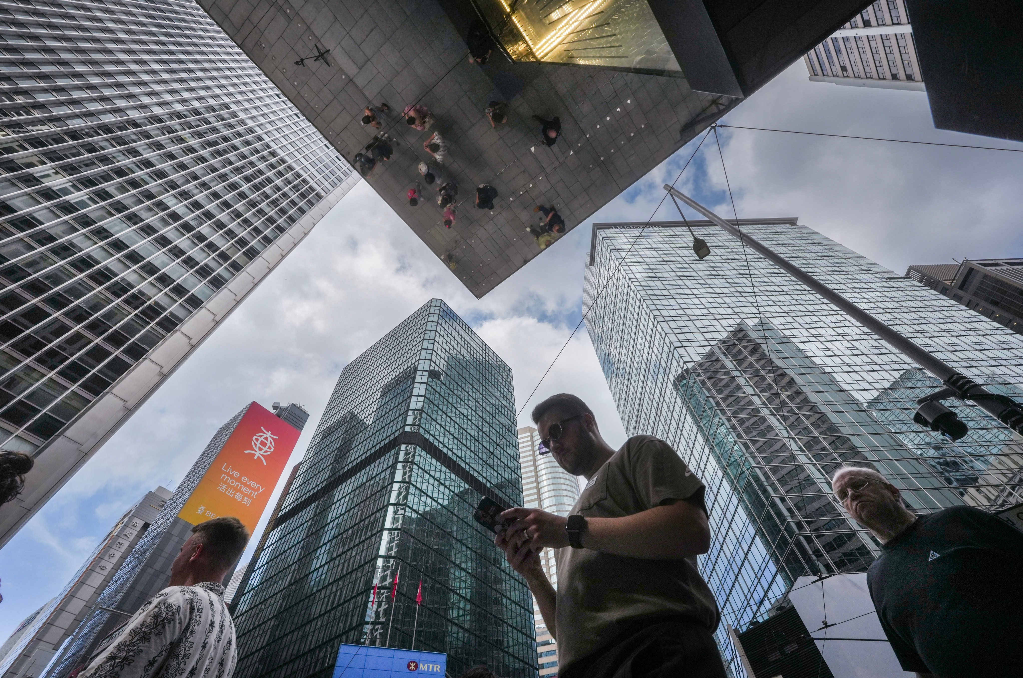 Prime office rents in Hong Kong and Singapore are set to reach parity within two years. Photo: Sun Yeung