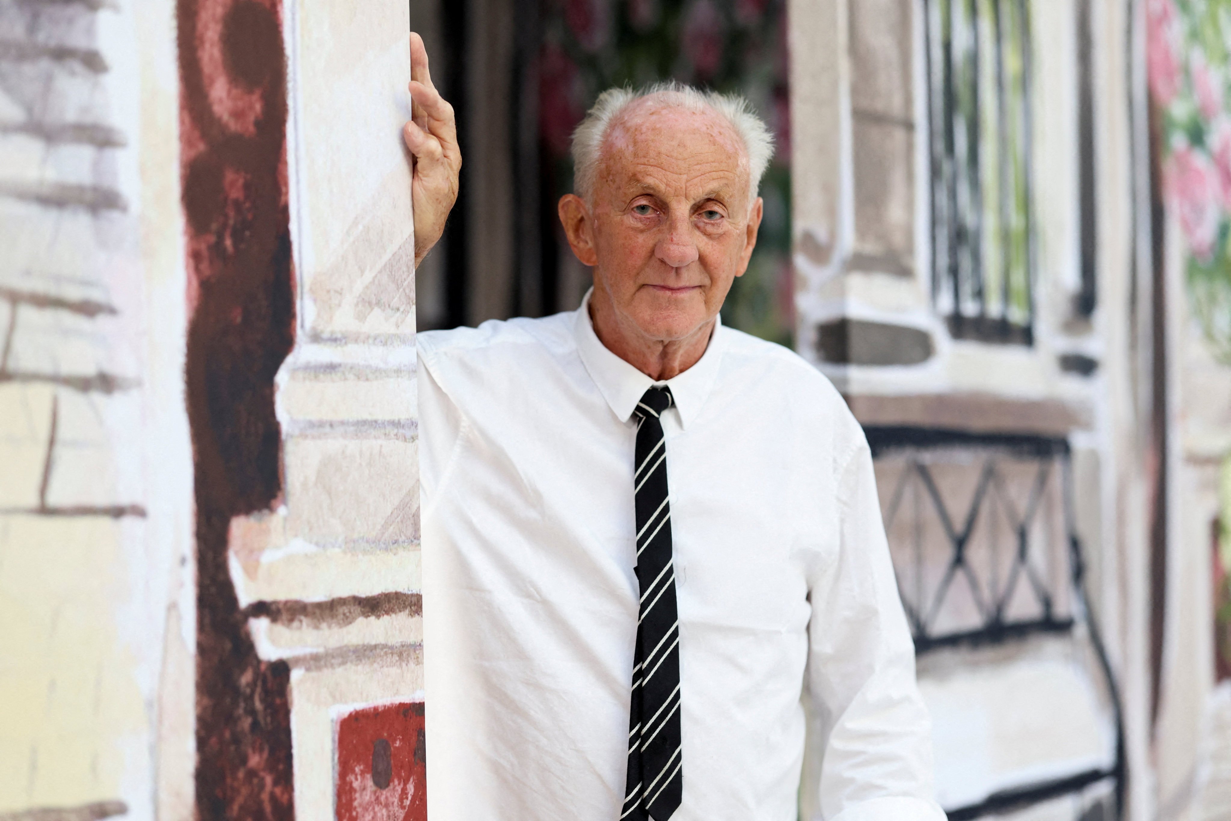 Designer Paul Costelloe poses for a photograph on the day of his catwalk show during London Fashion Week in September 2023/ Photo: Reuters