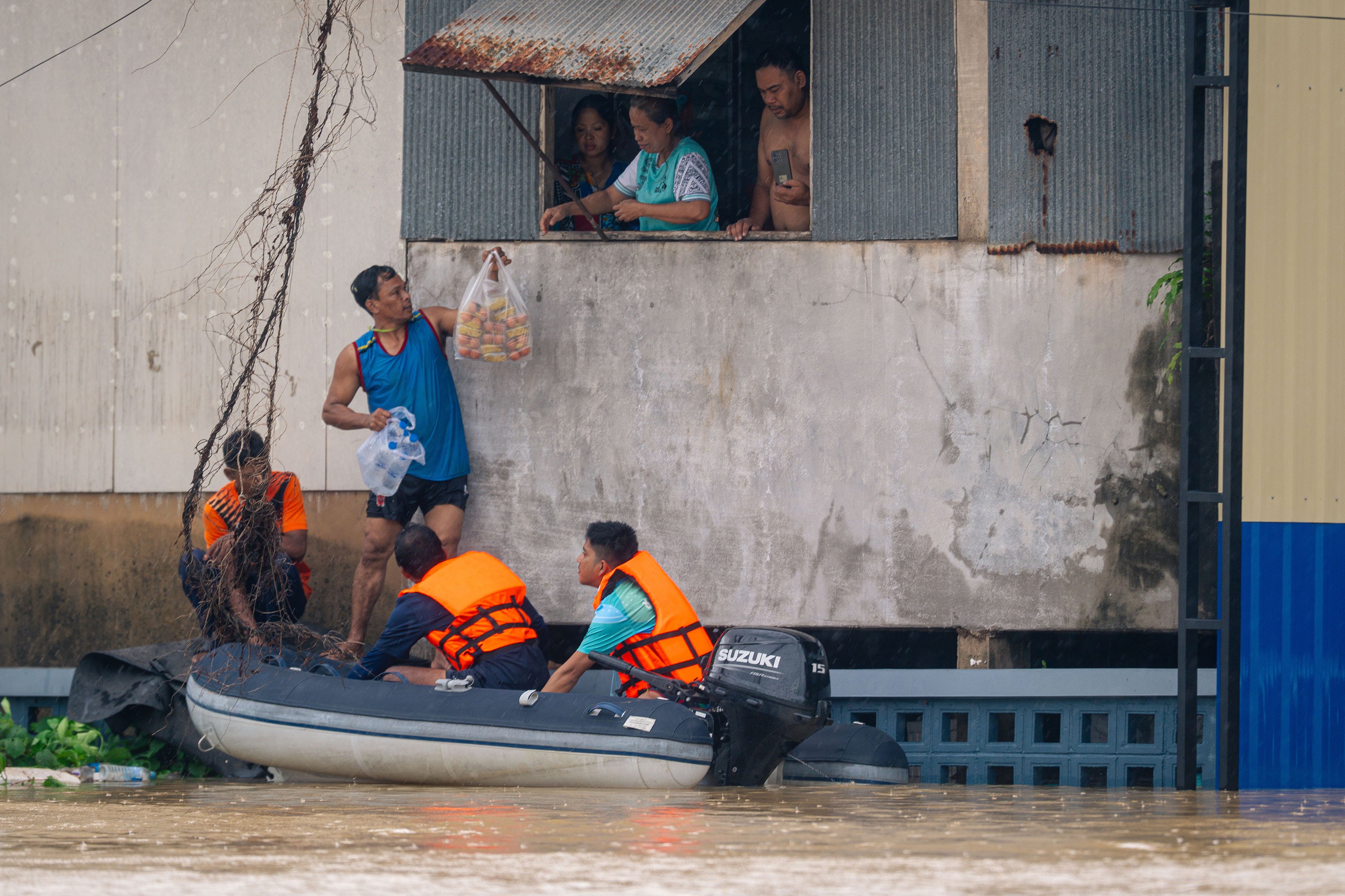Stranded residents receive supplies from rescuers in Hat Yai in Thailand’s Songkhla province. Photo: Xinhua