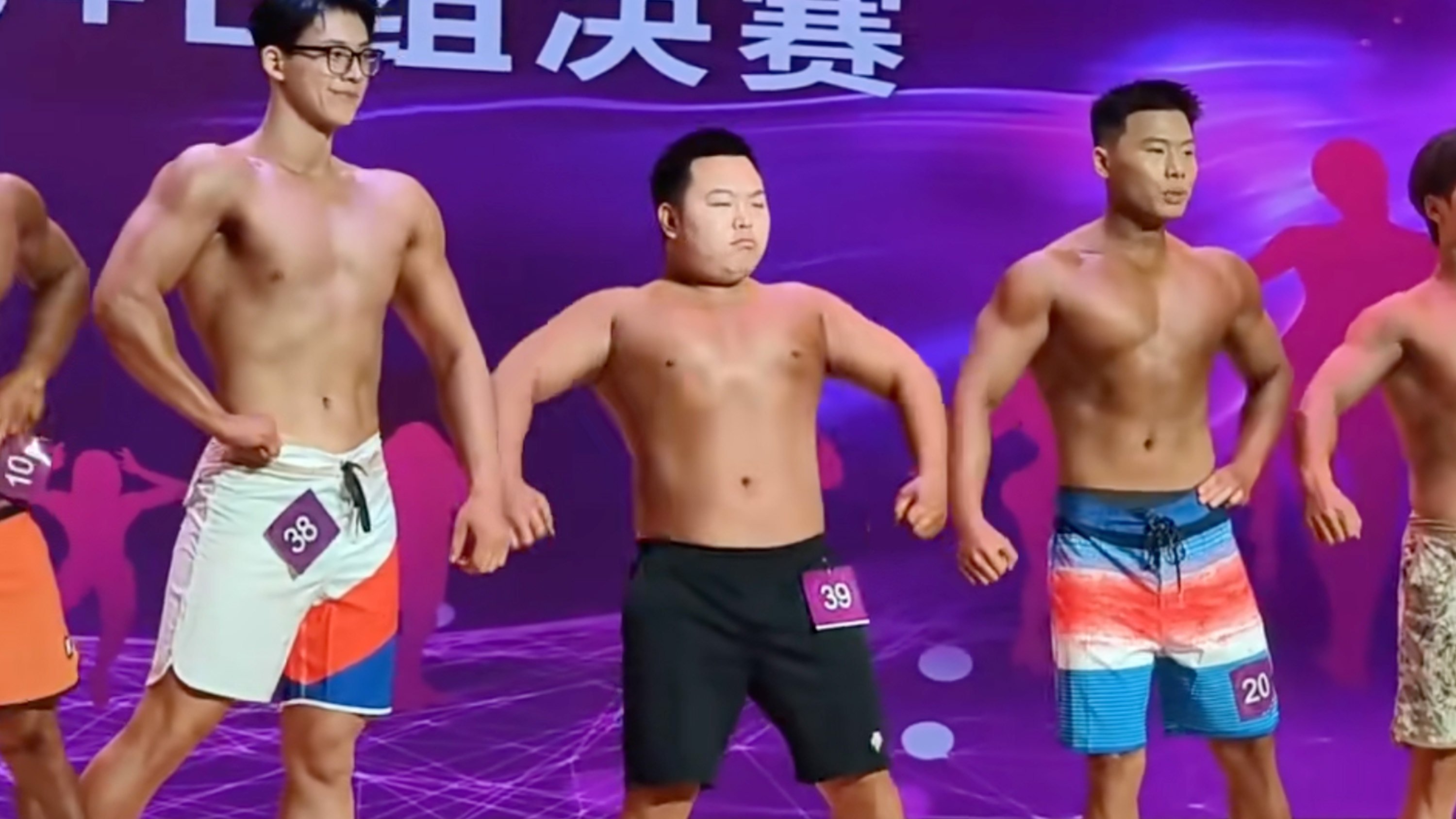 A chubby man in China has gone viral after he entered a bodybuilding competition against his muscle-bound competitors. Photo: RedNote