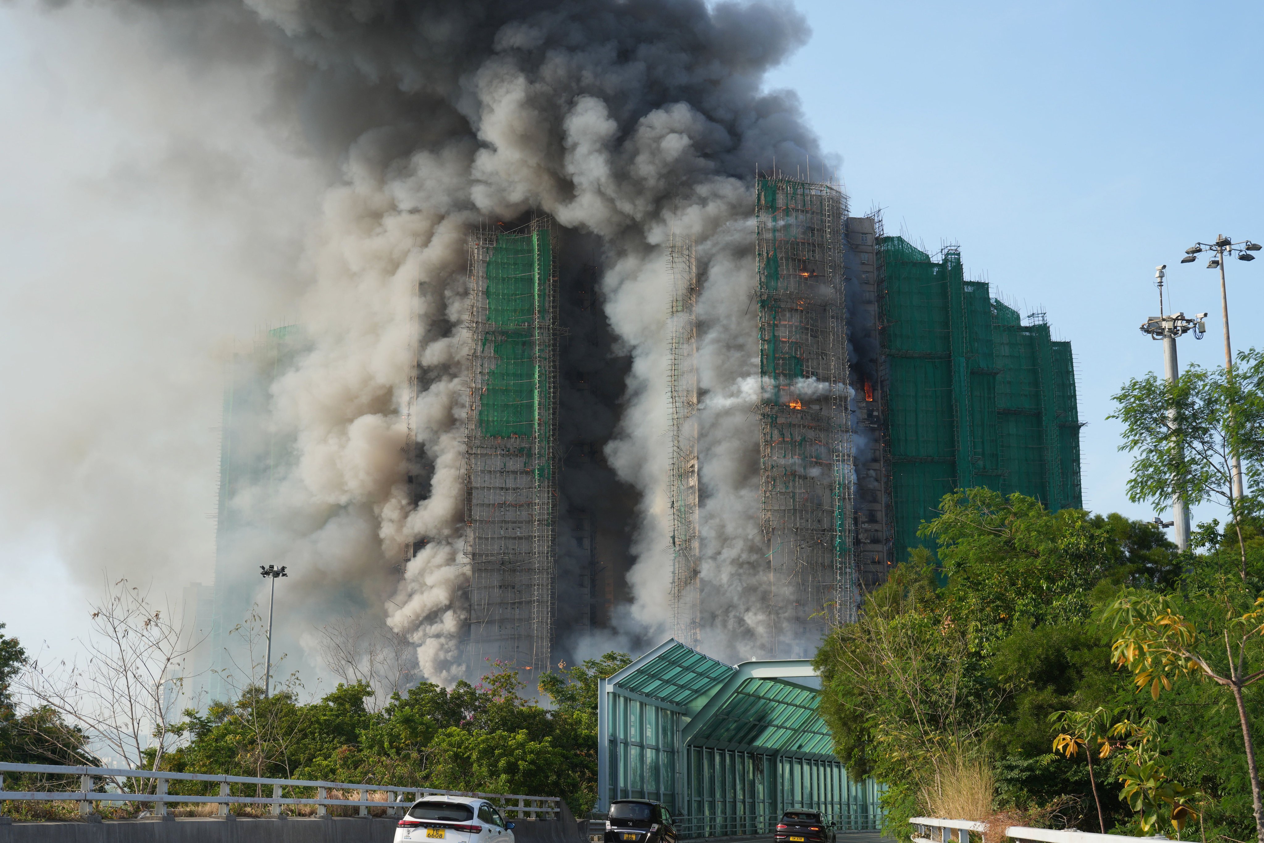 Scaffolding of Wang Fuk Court in Tai Po on fire. Photo: Sam Tsang