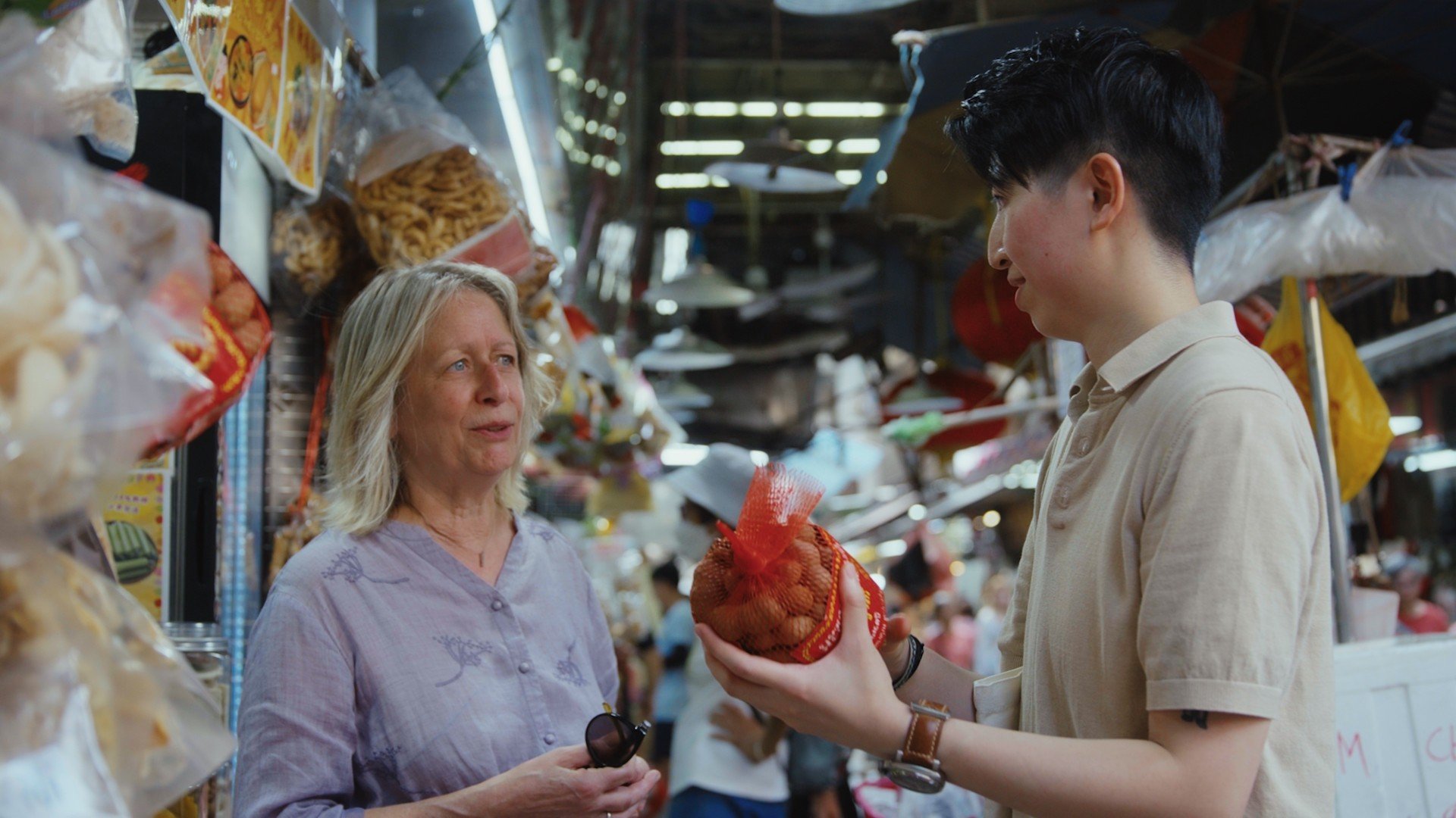 Food writer Annabel Jackson (left) says tamarind offers a glimpse into the origins of Macau’s fusion cuisine. She shops for the fruit with Otilia R. Novo, a chef and lecturer at the Macao University of Tourism, as the two friends prepare to cook a Macanese braised pork dish called porco balichão tamarinho.