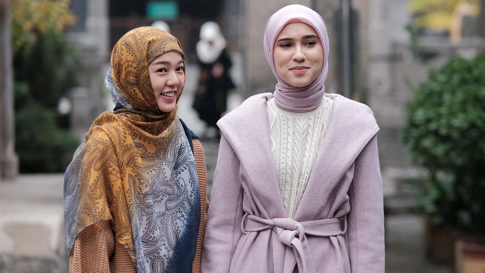 A scene from “Assalamualaikum Beijing 2: Lost in Ningxia” featuring actors Yasmin Napper (right) and Gabriella Ekaputri. Photo: Imperial Picture